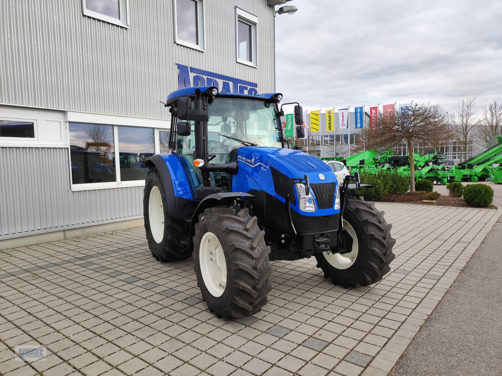 Traktor des Typs New Holland T 5.90 S, Neumaschine in Salching bei Straubing (Bild 5)