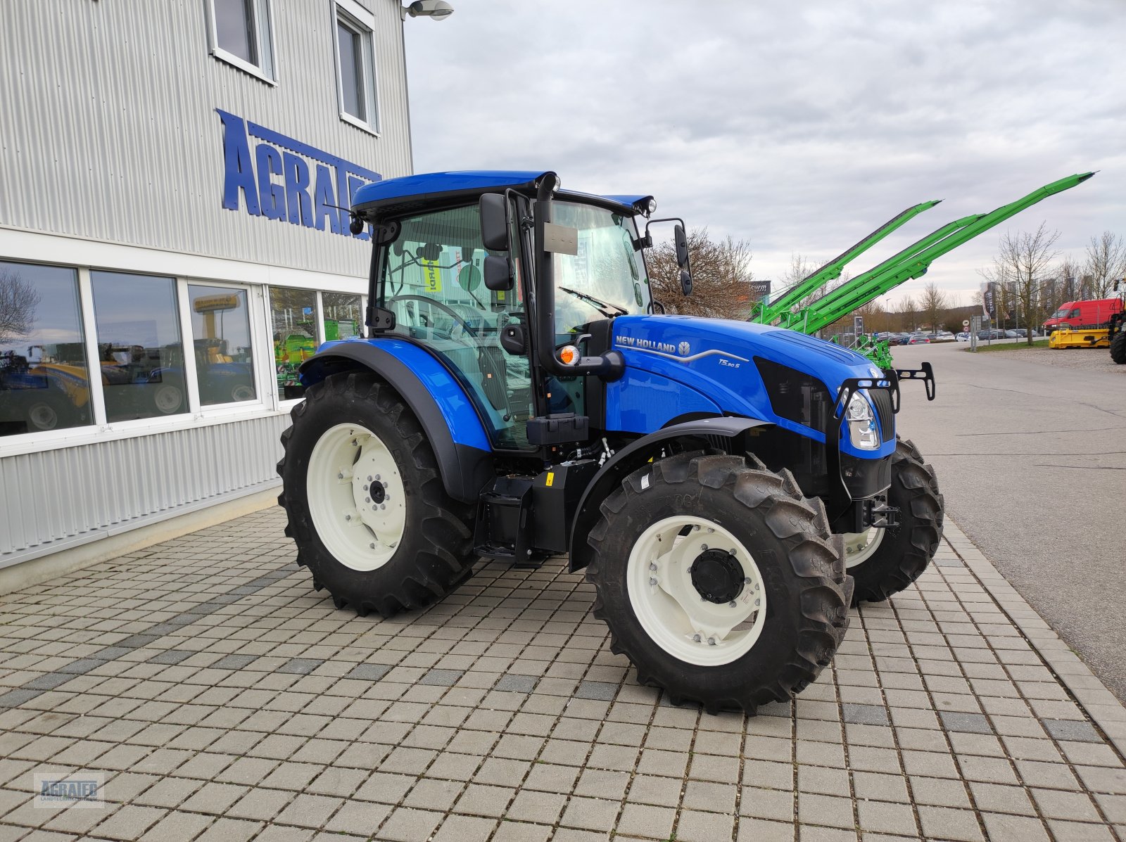 Traktor des Typs New Holland T 5.90 S, Neumaschine in Salching bei Straubing (Bild 7)
