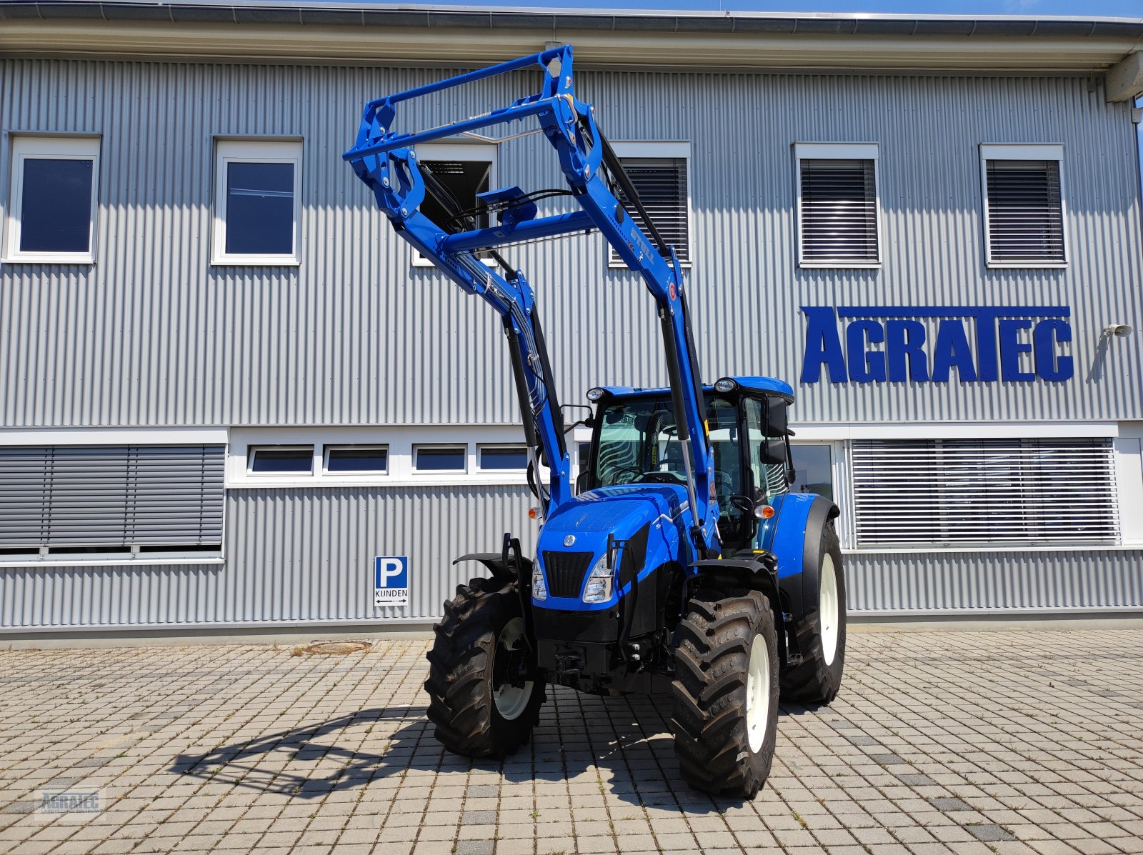 Traktor des Typs New Holland T 5.90 S, Neumaschine in Salching bei Straubing (Bild 1)