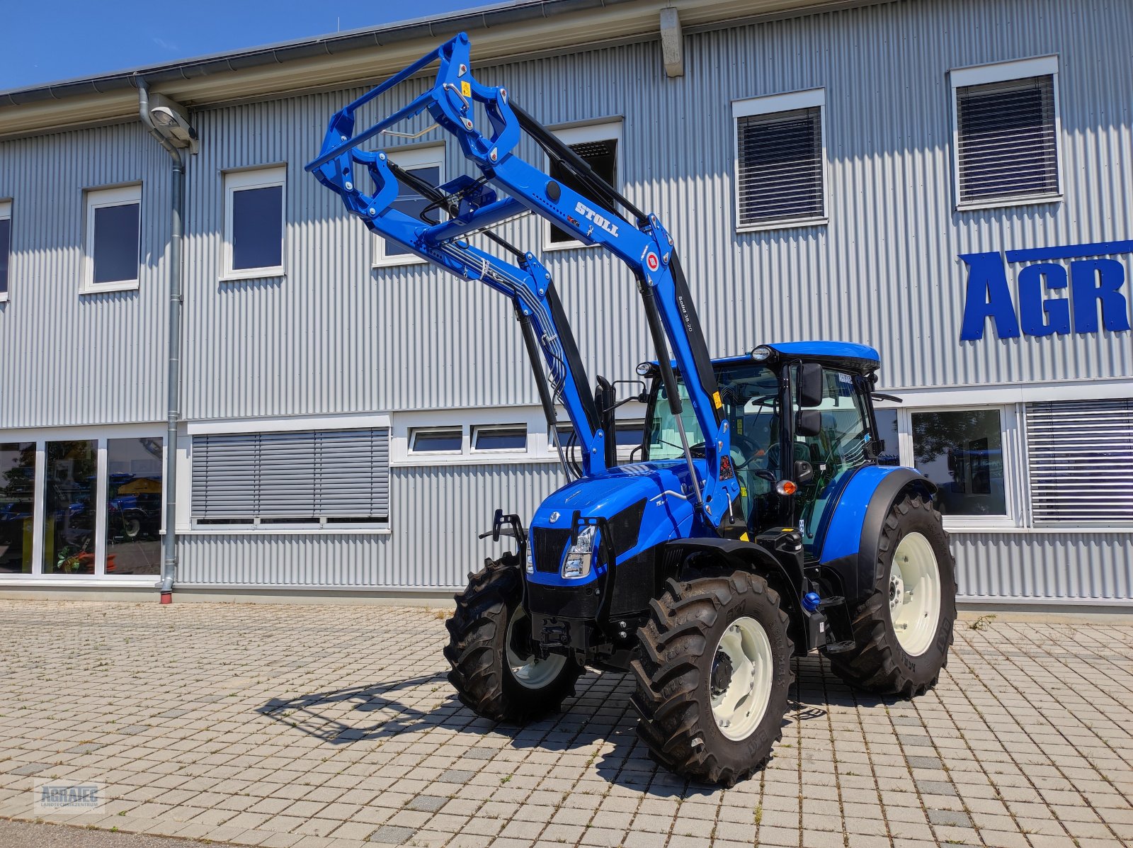 Traktor des Typs New Holland T 5.90 S, Neumaschine in Salching bei Straubing (Bild 2)