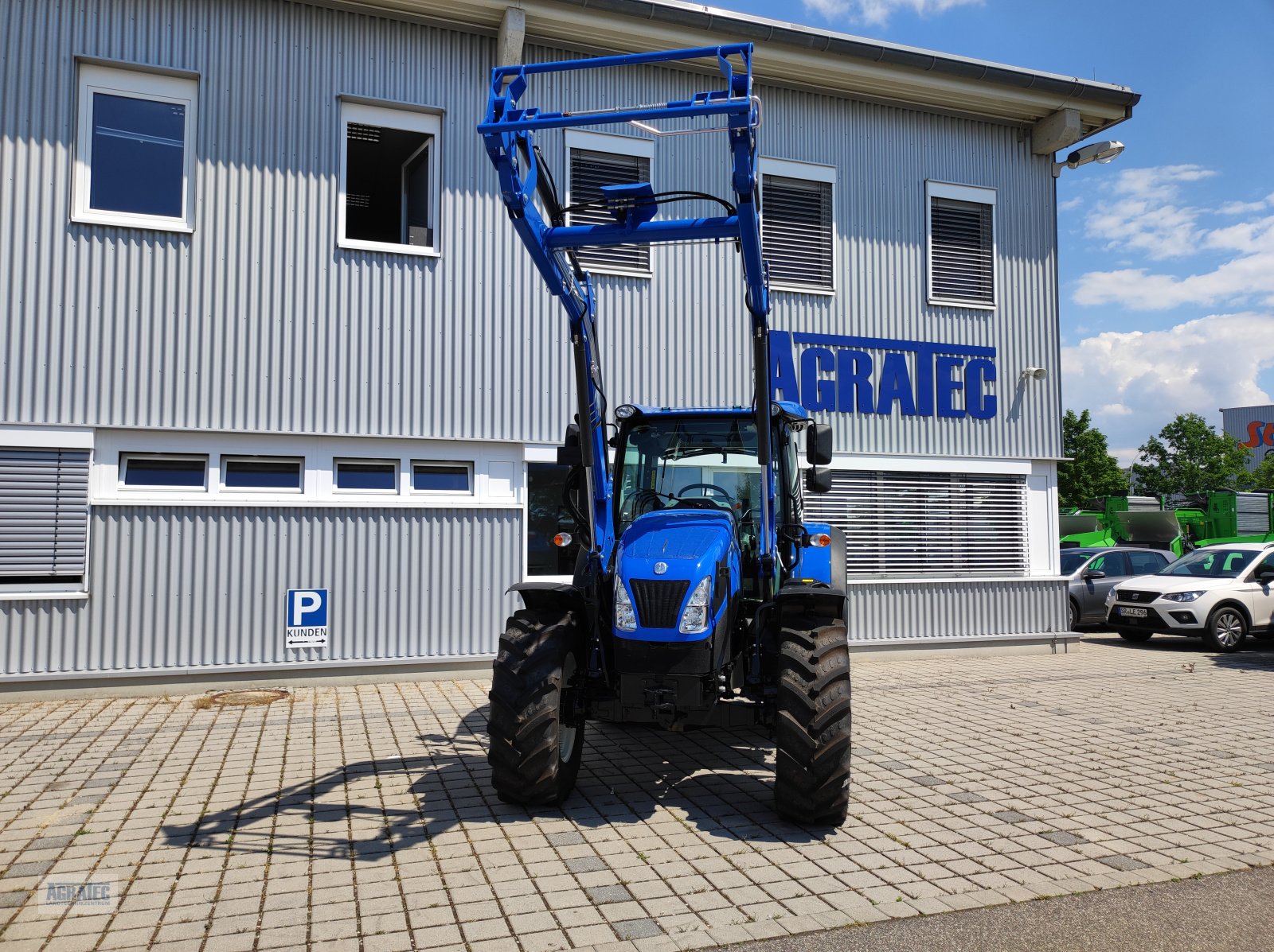 Traktor des Typs New Holland T 5.90 S, Neumaschine in Salching bei Straubing (Bild 4)