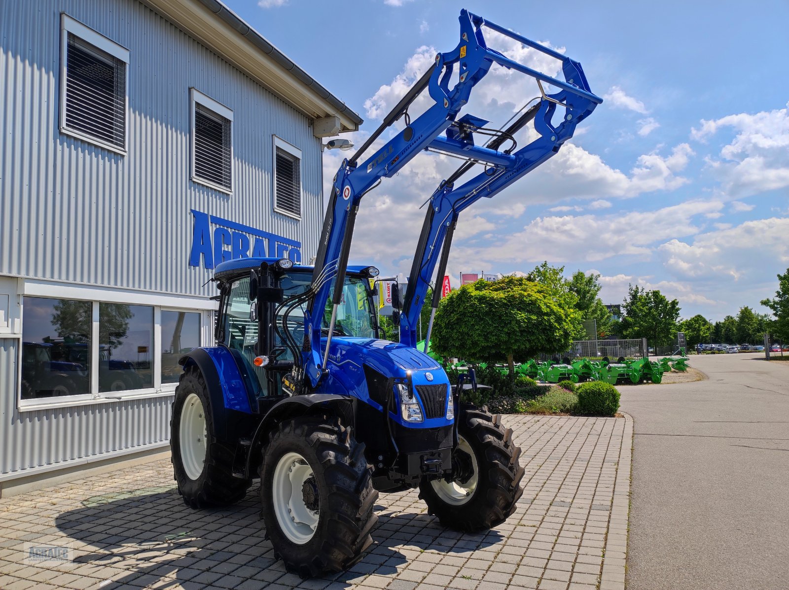 Traktor des Typs New Holland T 5.90 S, Neumaschine in Salching bei Straubing (Bild 5)