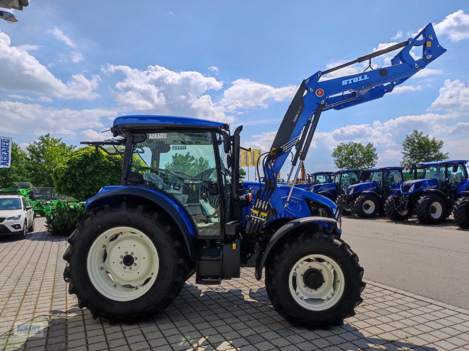Traktor des Typs New Holland T 5.90 S, Neumaschine in Salching bei Straubing (Bild 8)