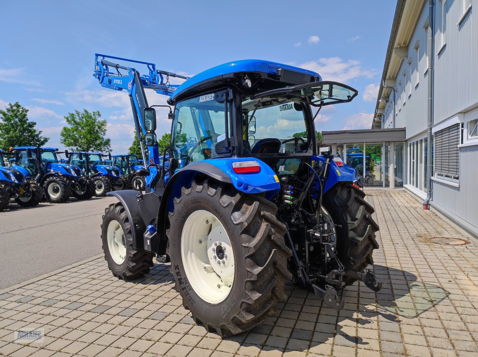 Traktor des Typs New Holland T 5.90 S, Neumaschine in Salching bei Straubing (Bild 9)