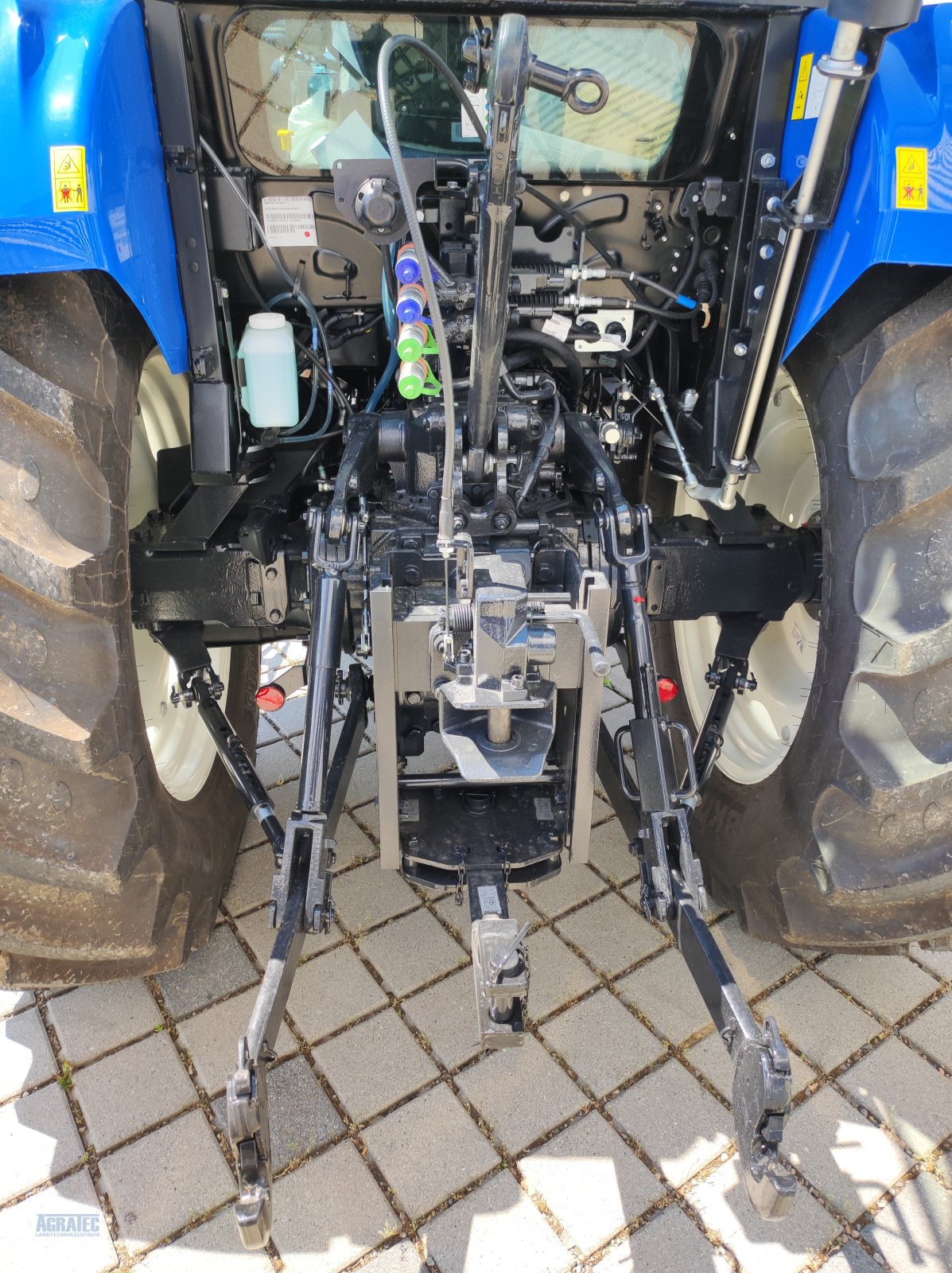 Traktor des Typs New Holland T 5.90 S, Neumaschine in Salching bei Straubing (Bild 10)