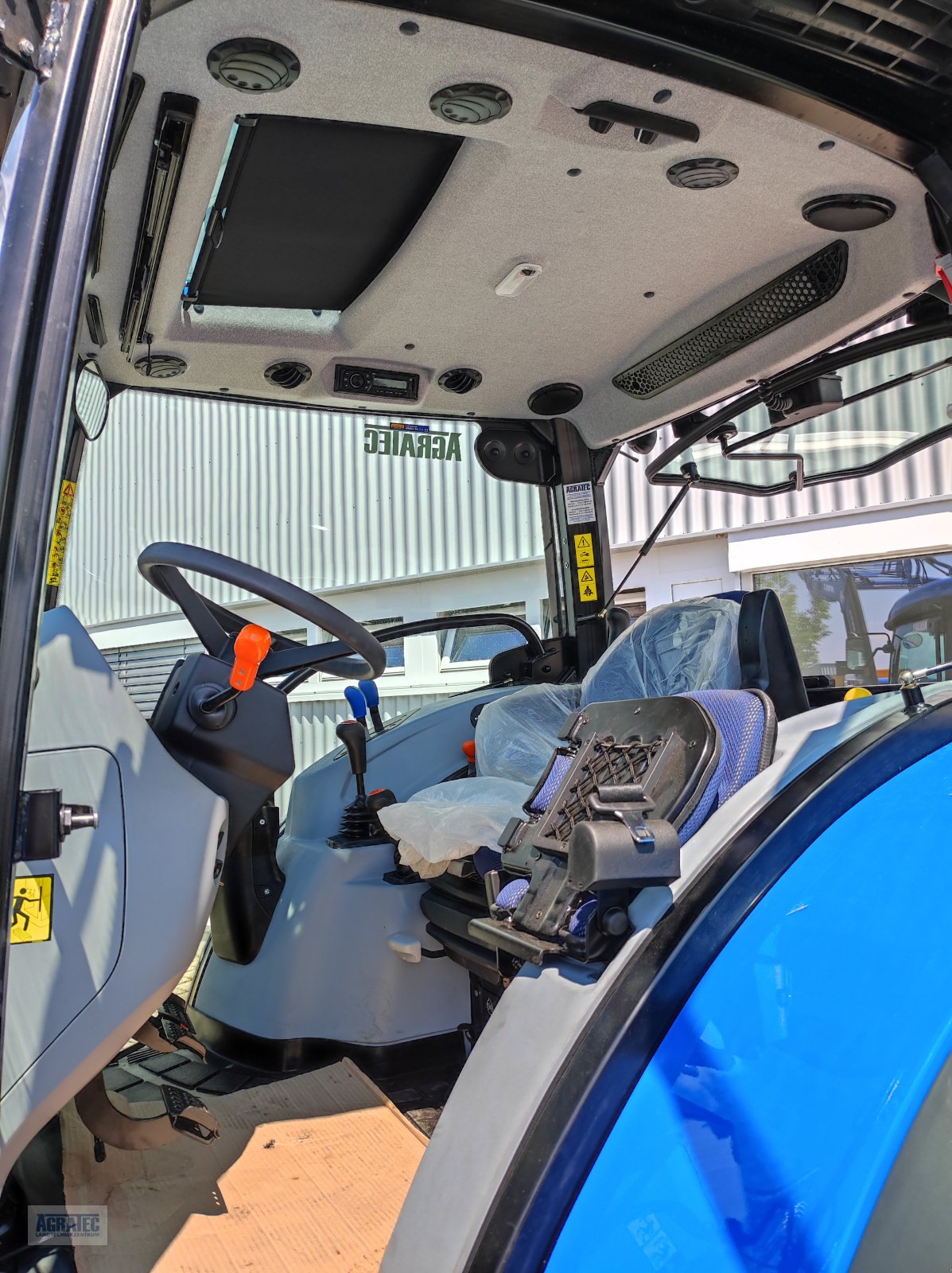 Traktor des Typs New Holland T 5.90 S, Neumaschine in Salching bei Straubing (Bild 12)