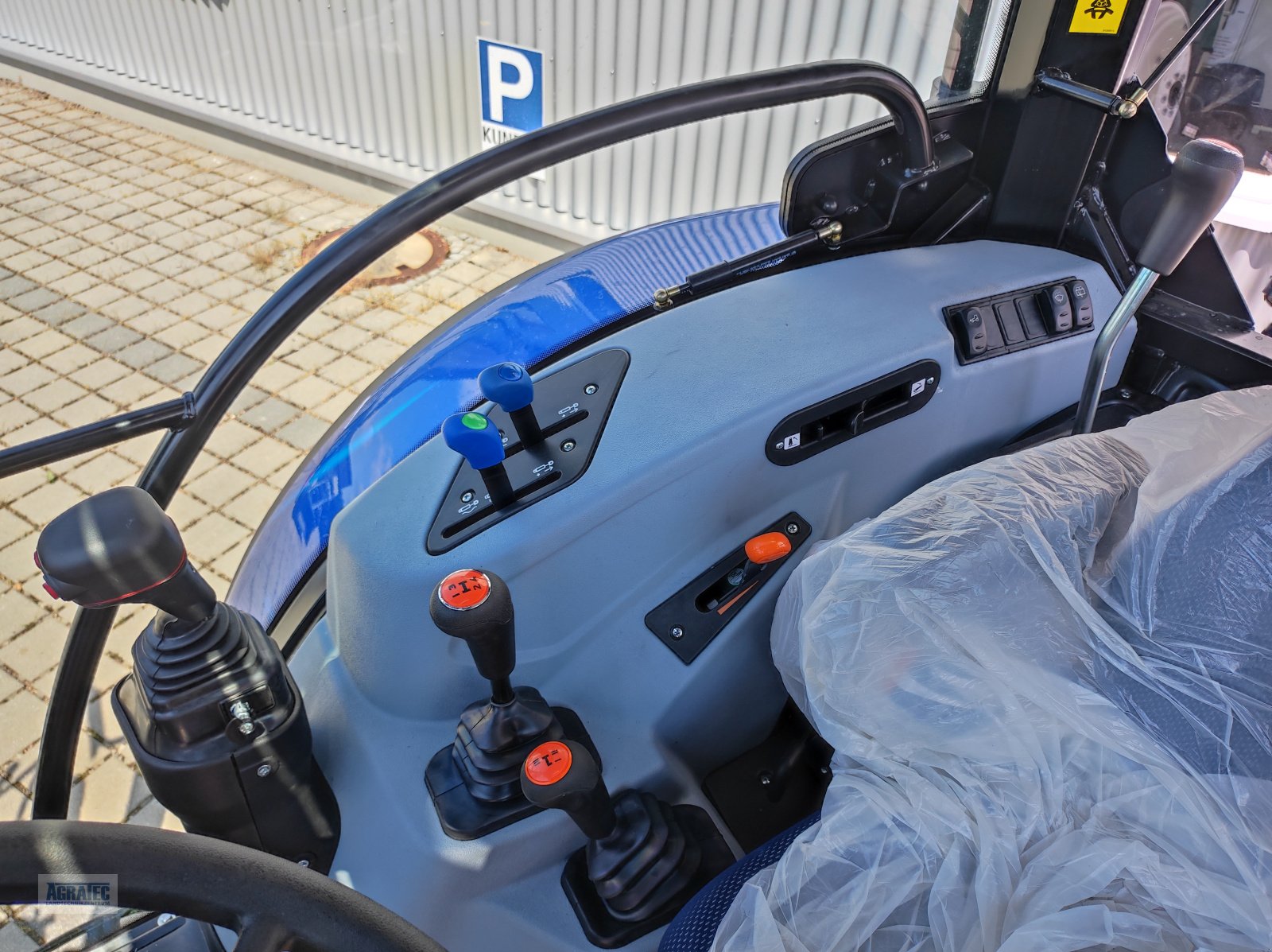 Traktor des Typs New Holland T 5.90 S, Neumaschine in Salching bei Straubing (Bild 13)