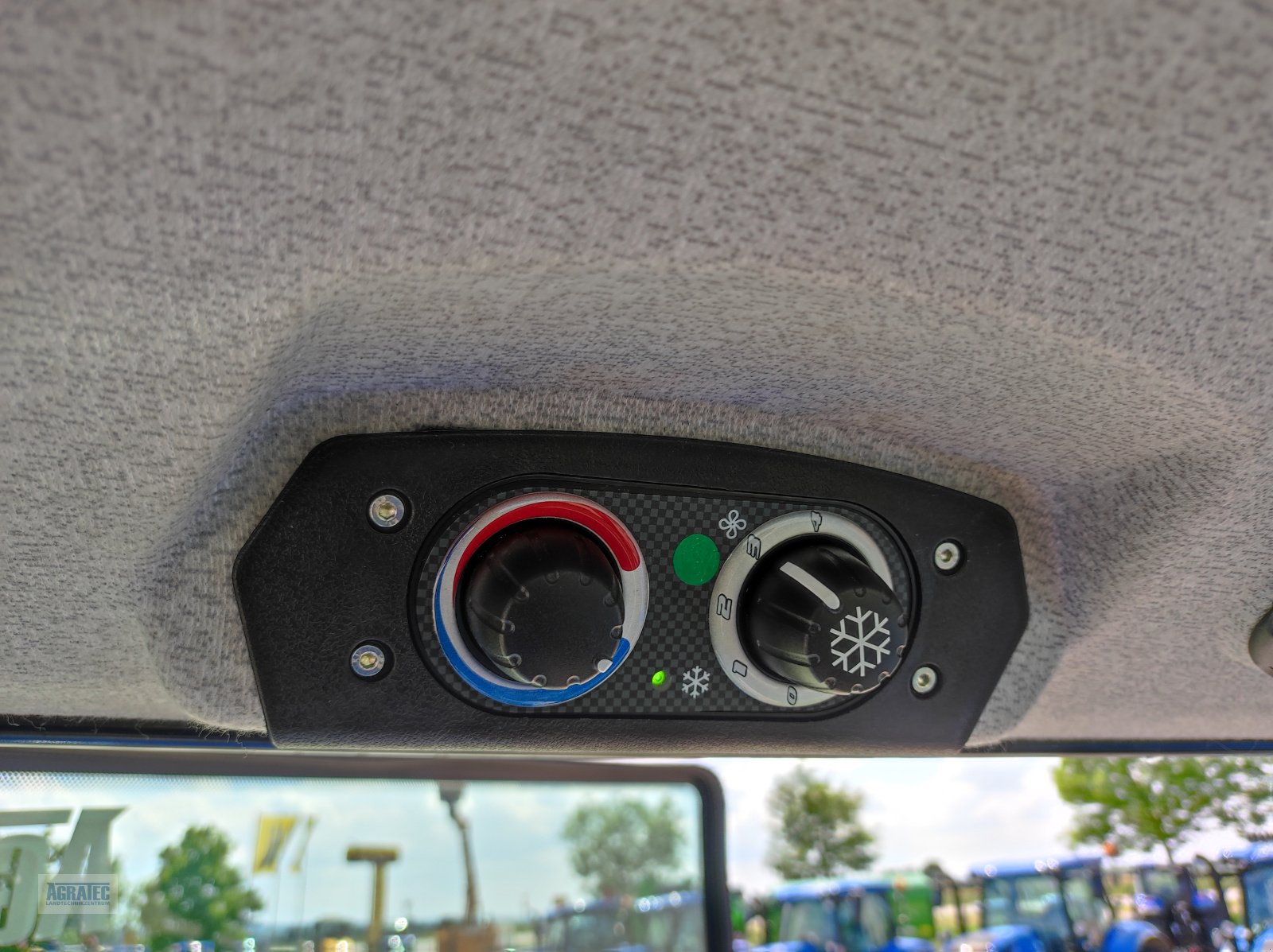 Traktor des Typs New Holland T 5.90 S, Neumaschine in Salching bei Straubing (Bild 14)