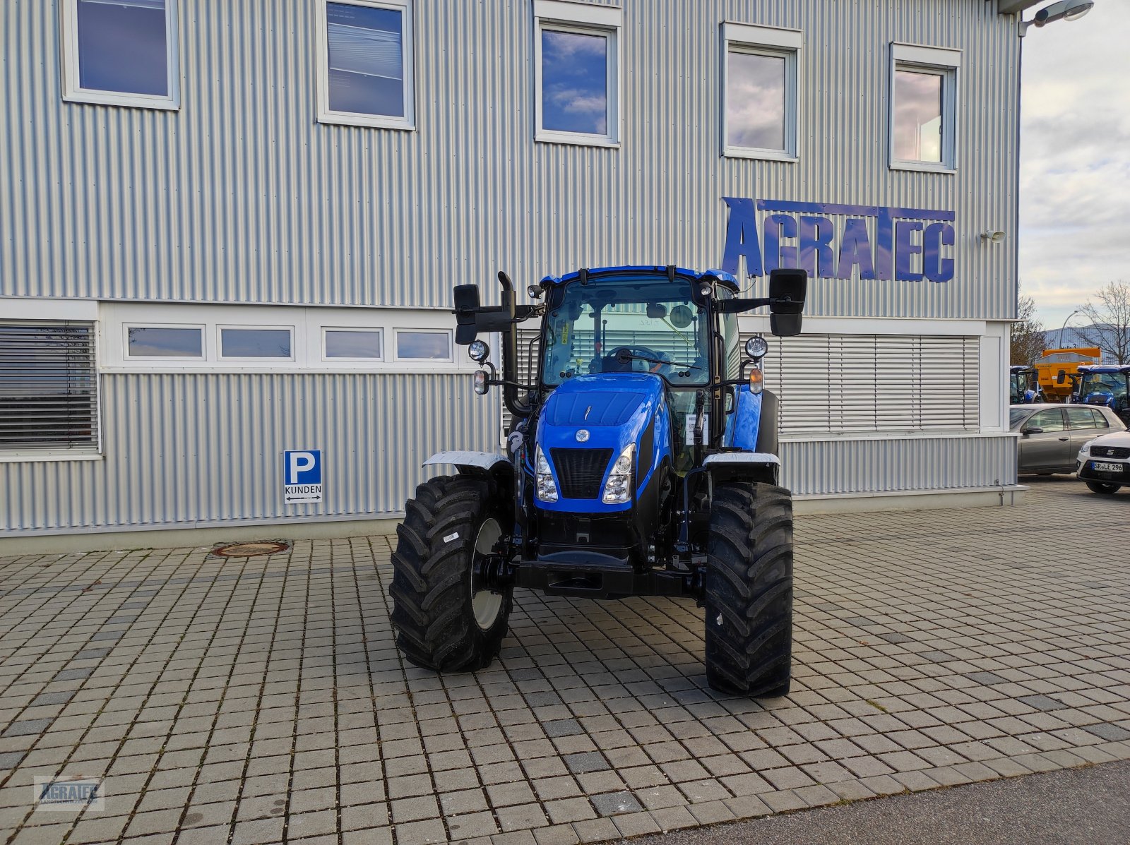 Traktor des Typs New Holland T 5.90, Neumaschine in Salching bei Straubing (Bild 3)