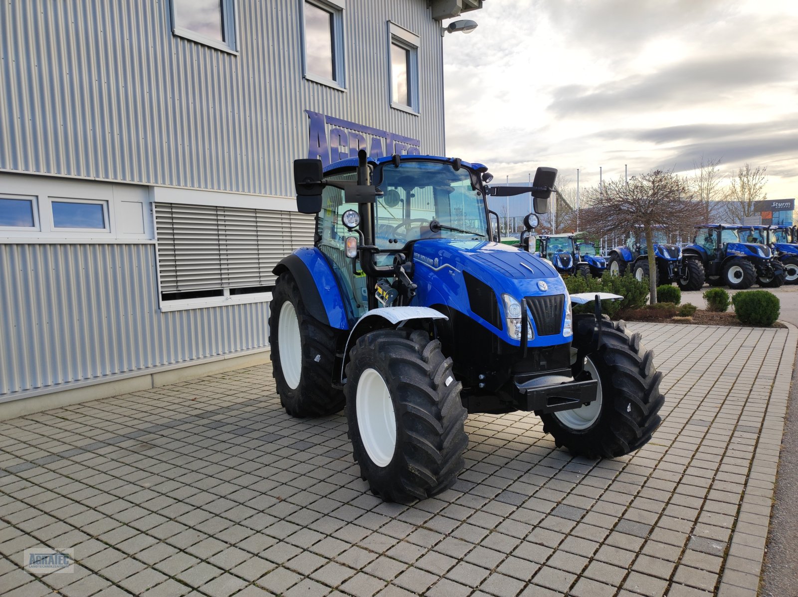 Traktor des Typs New Holland T 5.90, Neumaschine in Salching bei Straubing (Bild 4)