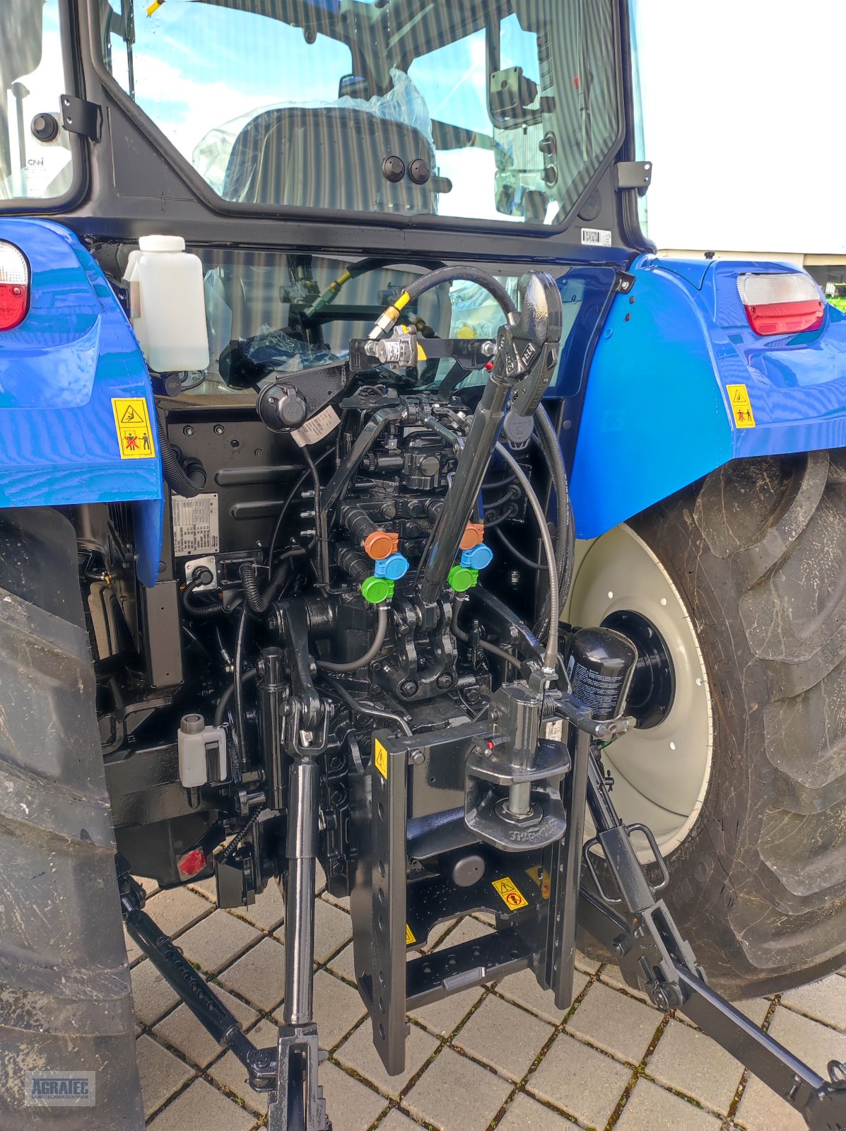 Traktor des Typs New Holland T 5.90, Neumaschine in Salching bei Straubing (Bild 8)