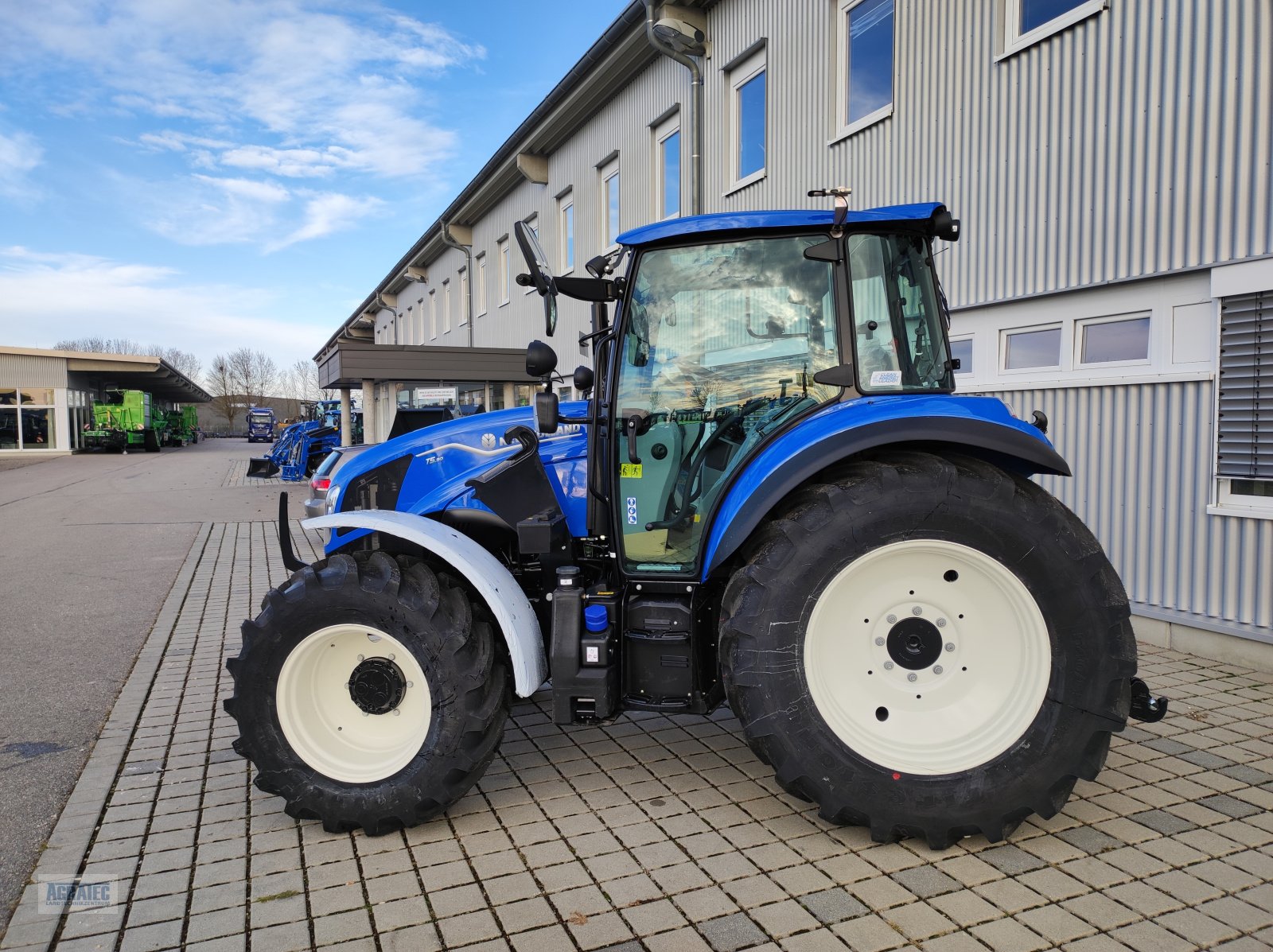 Traktor des Typs New Holland T 5.90, Neumaschine in Salching bei Straubing (Bild 9)