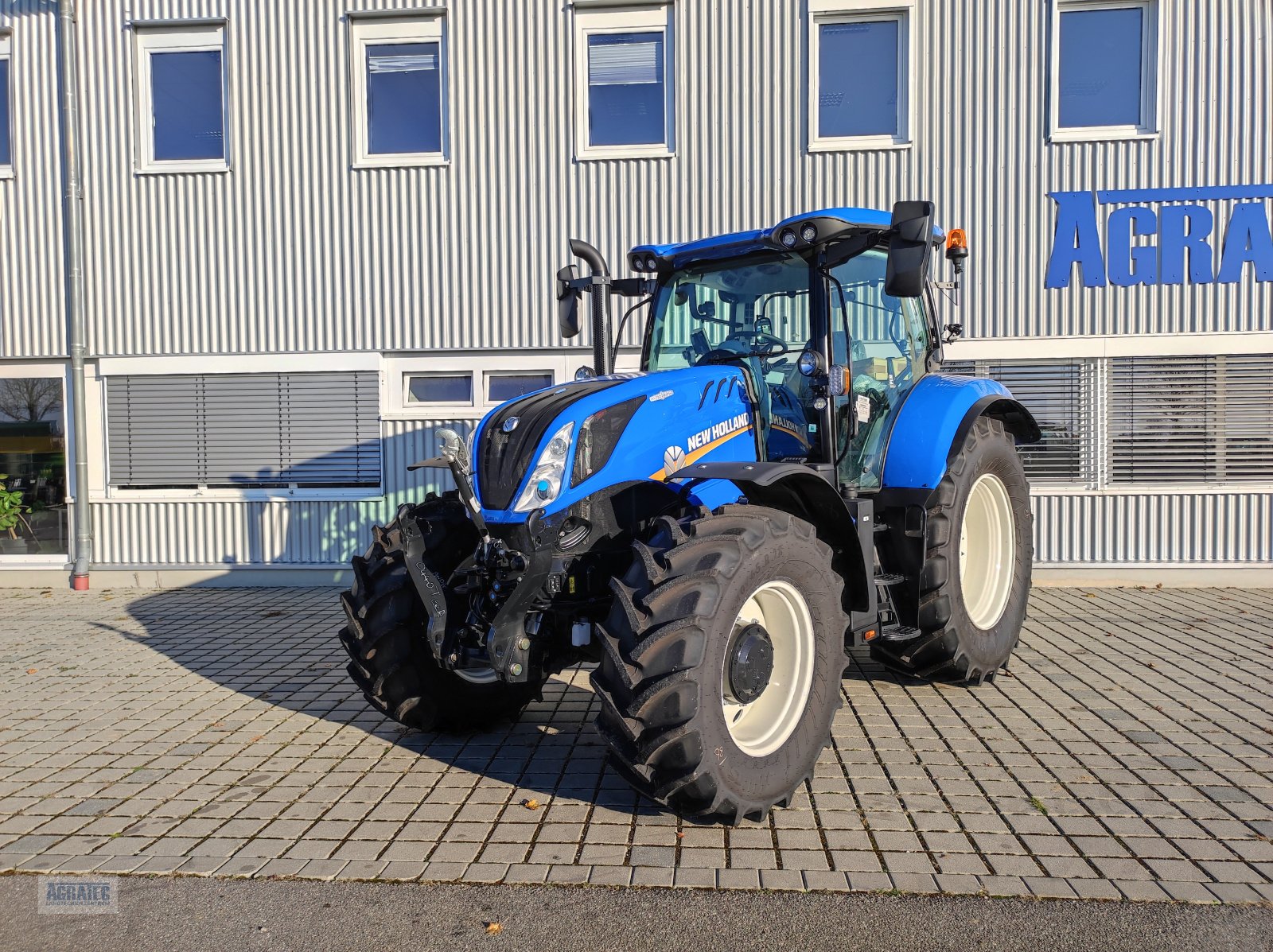 Traktor des Typs New Holland T 6.180 AutoCommand, Neumaschine in Salching bei Straubing (Bild 4)