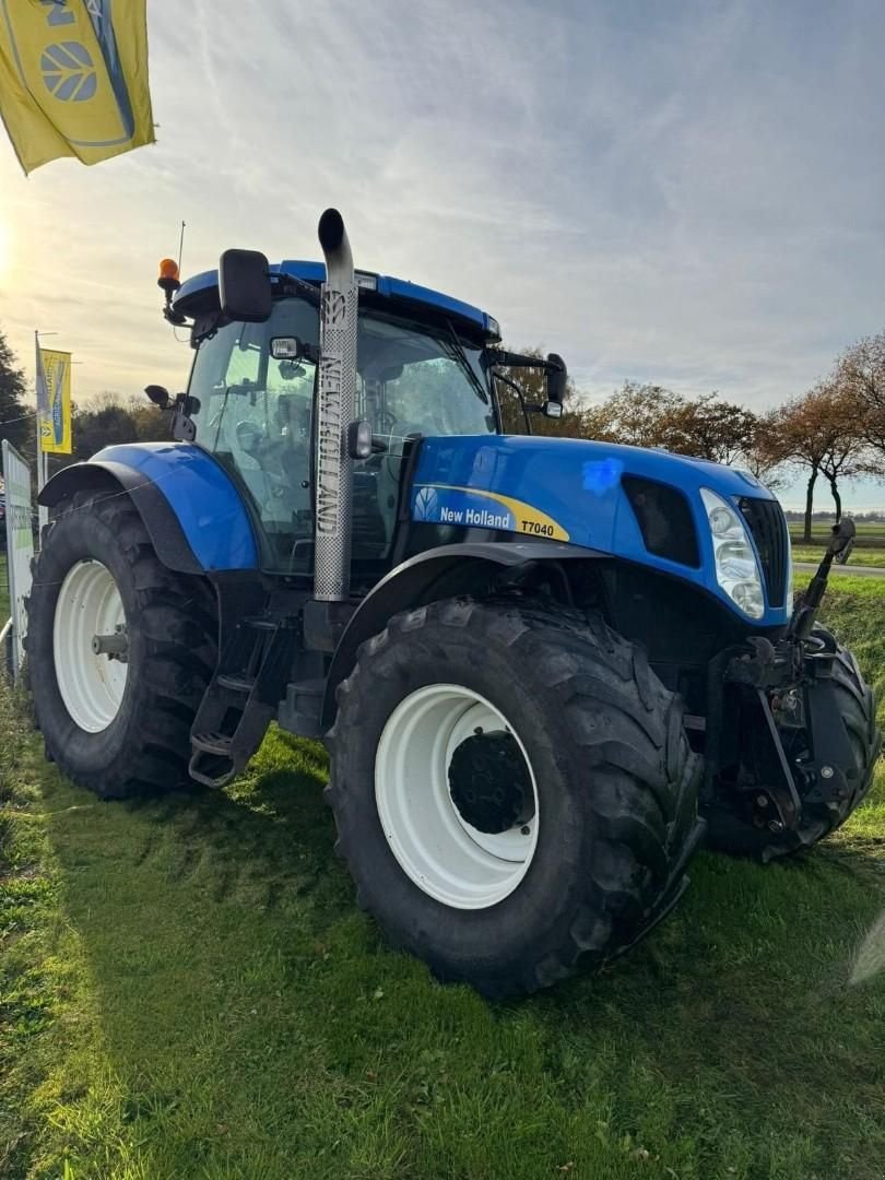 Traktor des Typs New Holland T 7040, Gebrauchtmaschine in Hapert (Bild 1)
