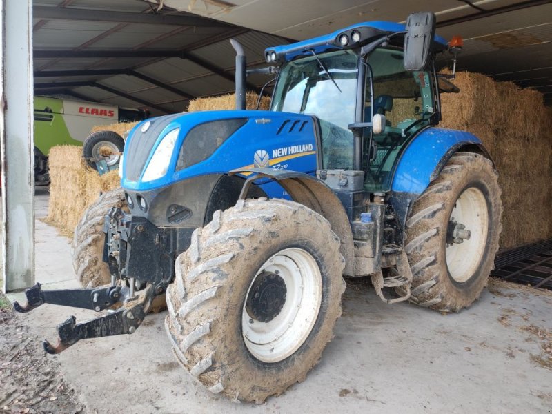 Traktor of the type New Holland T 7.230 AC, Gebrauchtmaschine in FRESNAY LE COMTE (Picture 1)