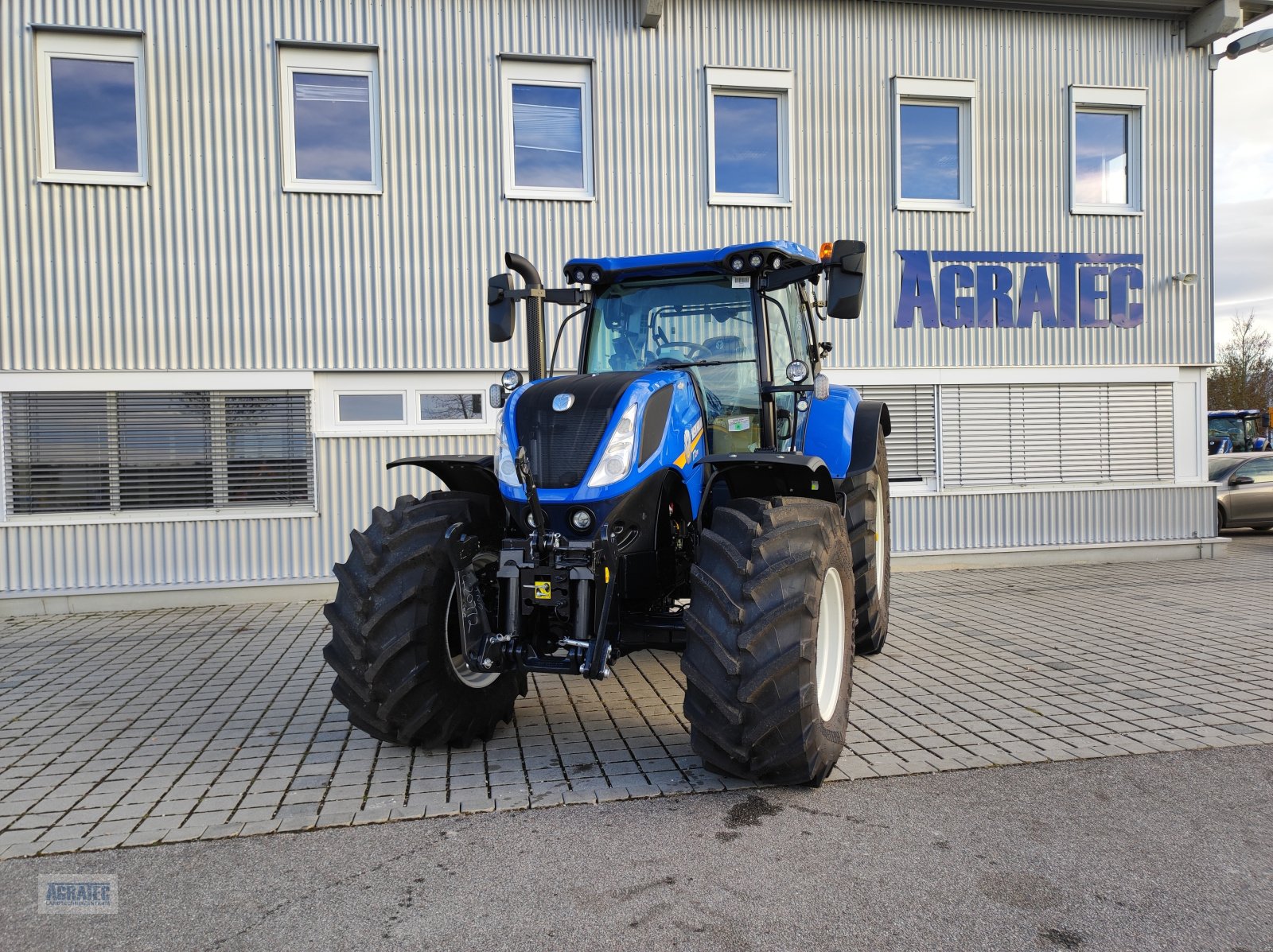 Traktor des Typs New Holland T 7.270, Neumaschine in Salching bei Straubing (Bild 2)