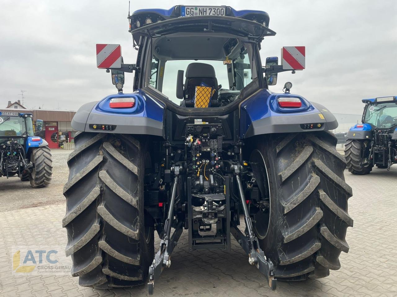 Traktor of the type New Holland T 7.300 AC, Neumaschine in Groß-Gerau (Picture 2)