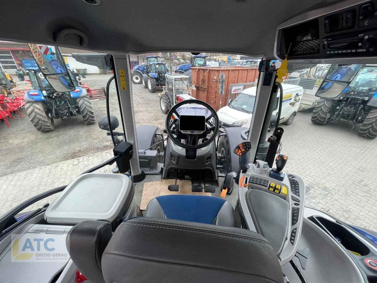Traktor of the type New Holland T 7.300 AC, Neumaschine in Groß-Gerau (Picture 4)