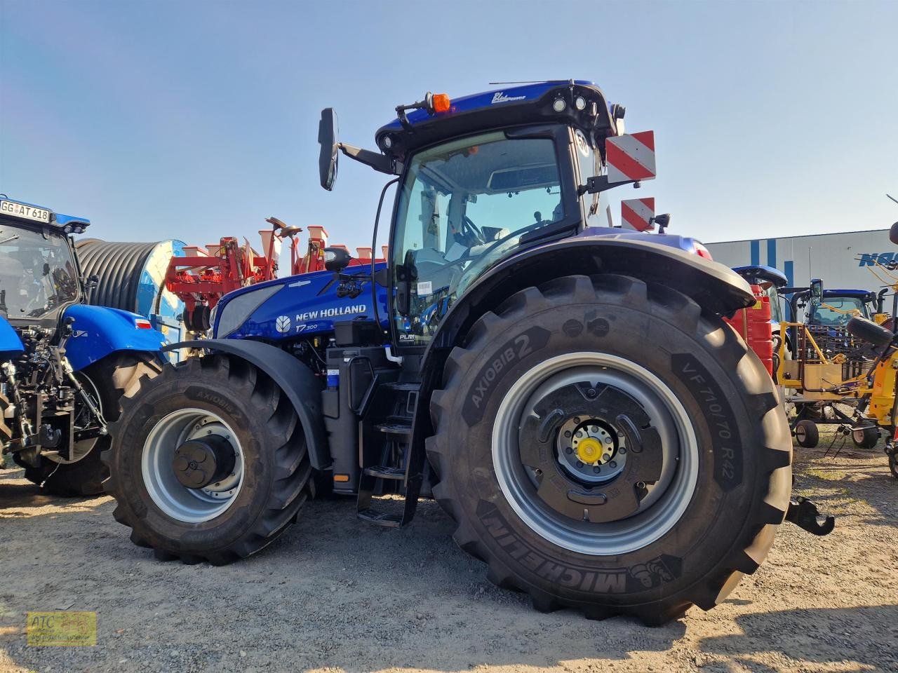 Traktor of the type New Holland T 7.300 AC, Neumaschine in Groß-Gerau (Picture 1)