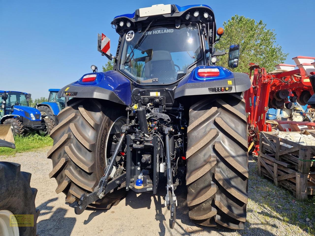 Traktor of the type New Holland T 7.300 AC, Neumaschine in Groß-Gerau (Picture 2)