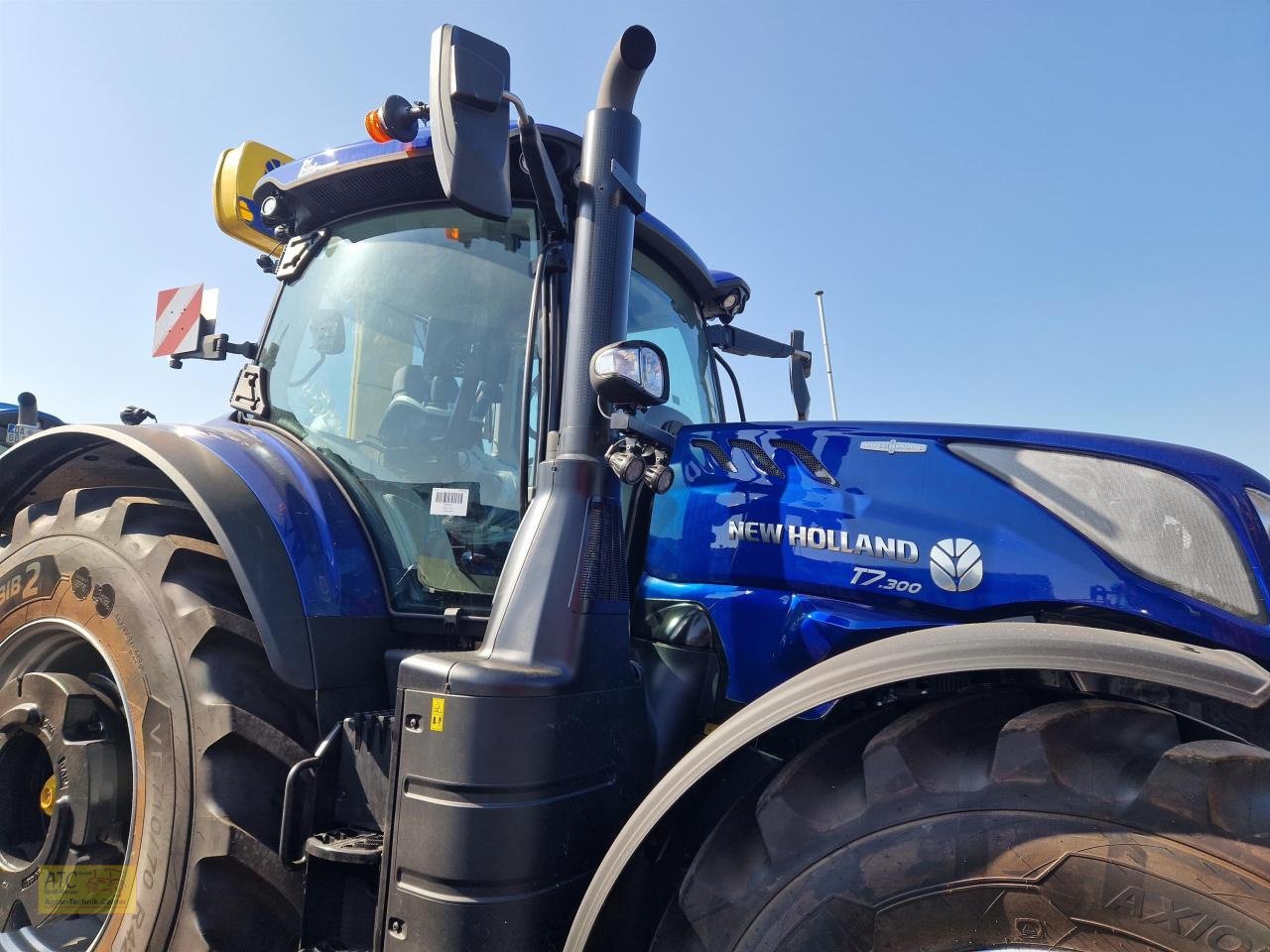 Traktor of the type New Holland T 7.300 AC, Neumaschine in Groß-Gerau (Picture 5)