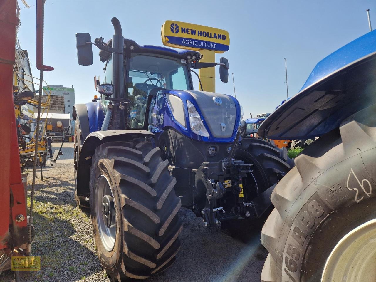Traktor of the type New Holland T 7.300 AC, Neumaschine in Groß-Gerau (Picture 6)