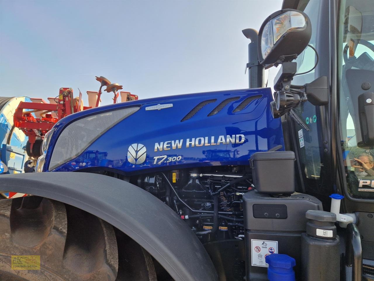 Traktor of the type New Holland T 7.300 AC, Neumaschine in Groß-Gerau (Picture 7)