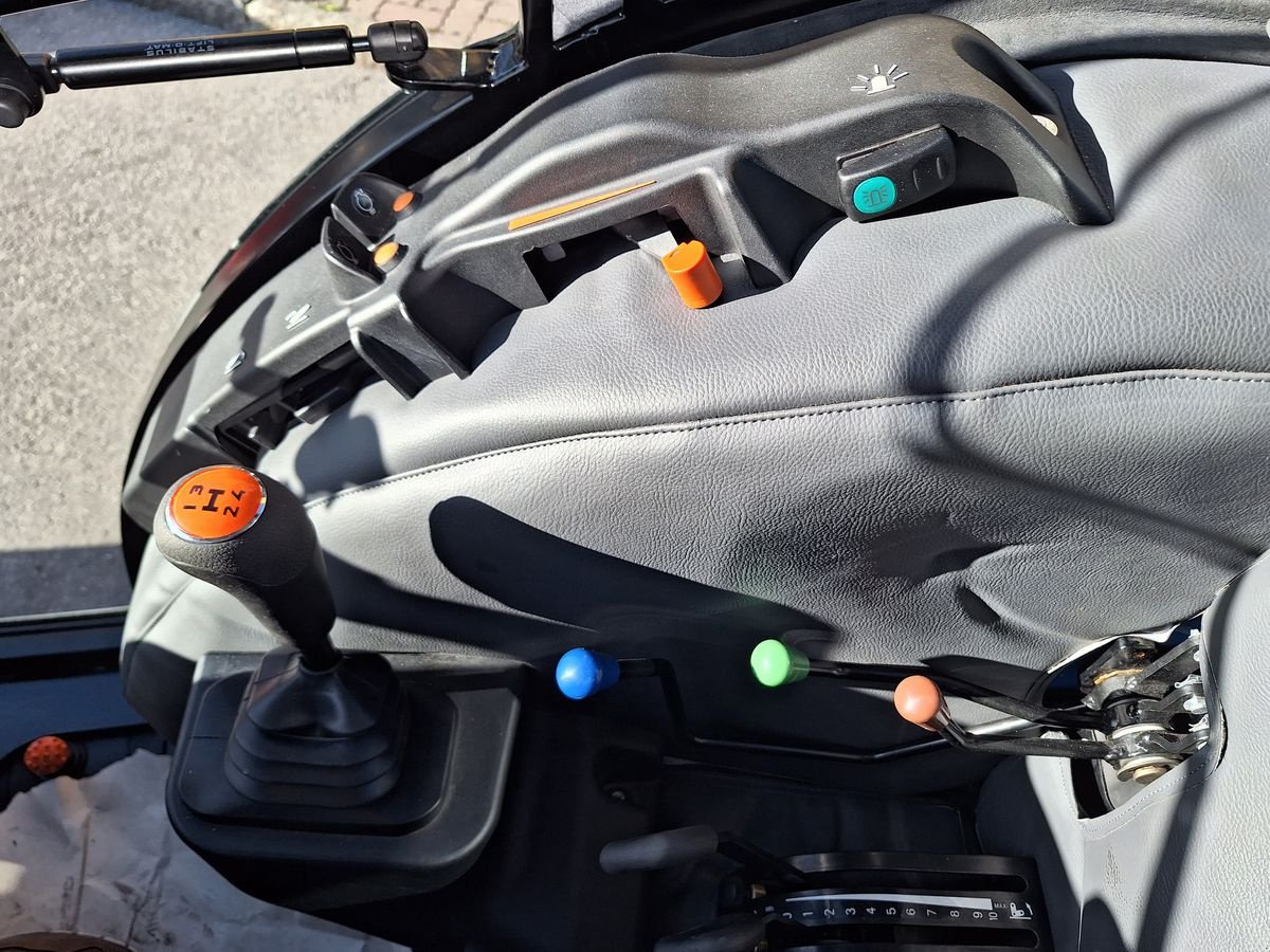 Traktor des Typs New Holland T3.70 LP, Neumaschine in Burgkirchen (Bild 12)