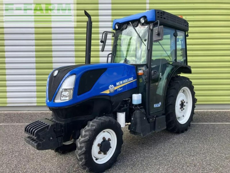 Traktor des Typs New Holland t4-80v V, Gebrauchtmaschine in AILLAS (33 - GIRONDE) (Bild 1)