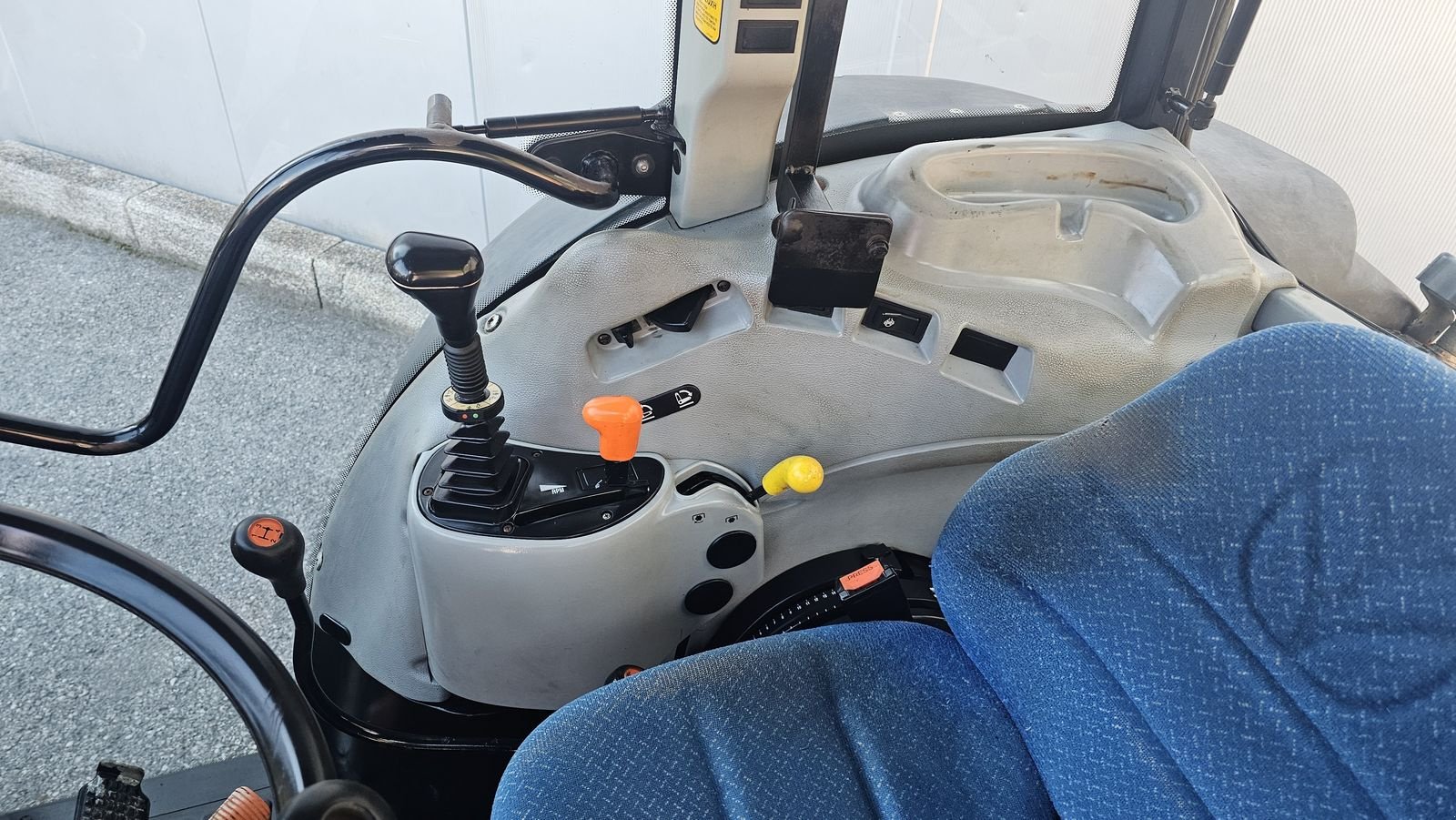 Traktor tipa New Holland T4030 DeLuxe, Gebrauchtmaschine u Ried im Oberinntal (Slika 3)