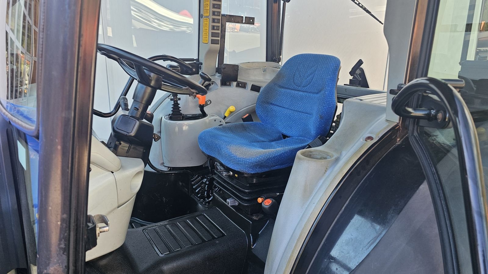 Traktor типа New Holland T4030 DeLuxe, Gebrauchtmaschine в Ried im Oberinntal (Фотография 9)