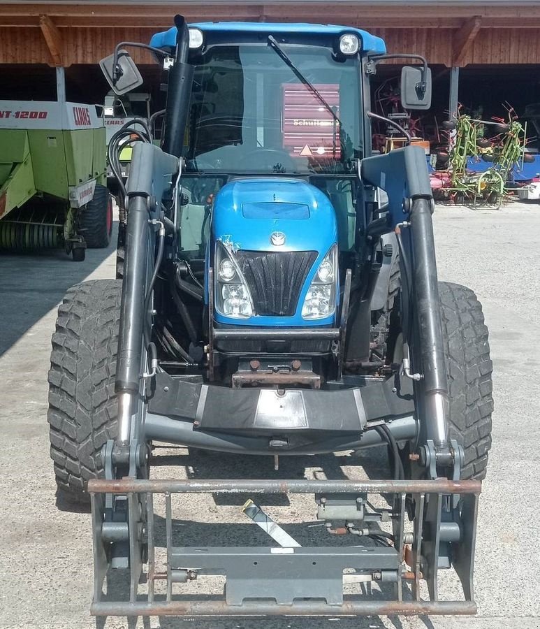 Traktor des Typs New Holland T4040 DeLuxe, Gebrauchtmaschine in Villach/Zauchen (Bild 3)