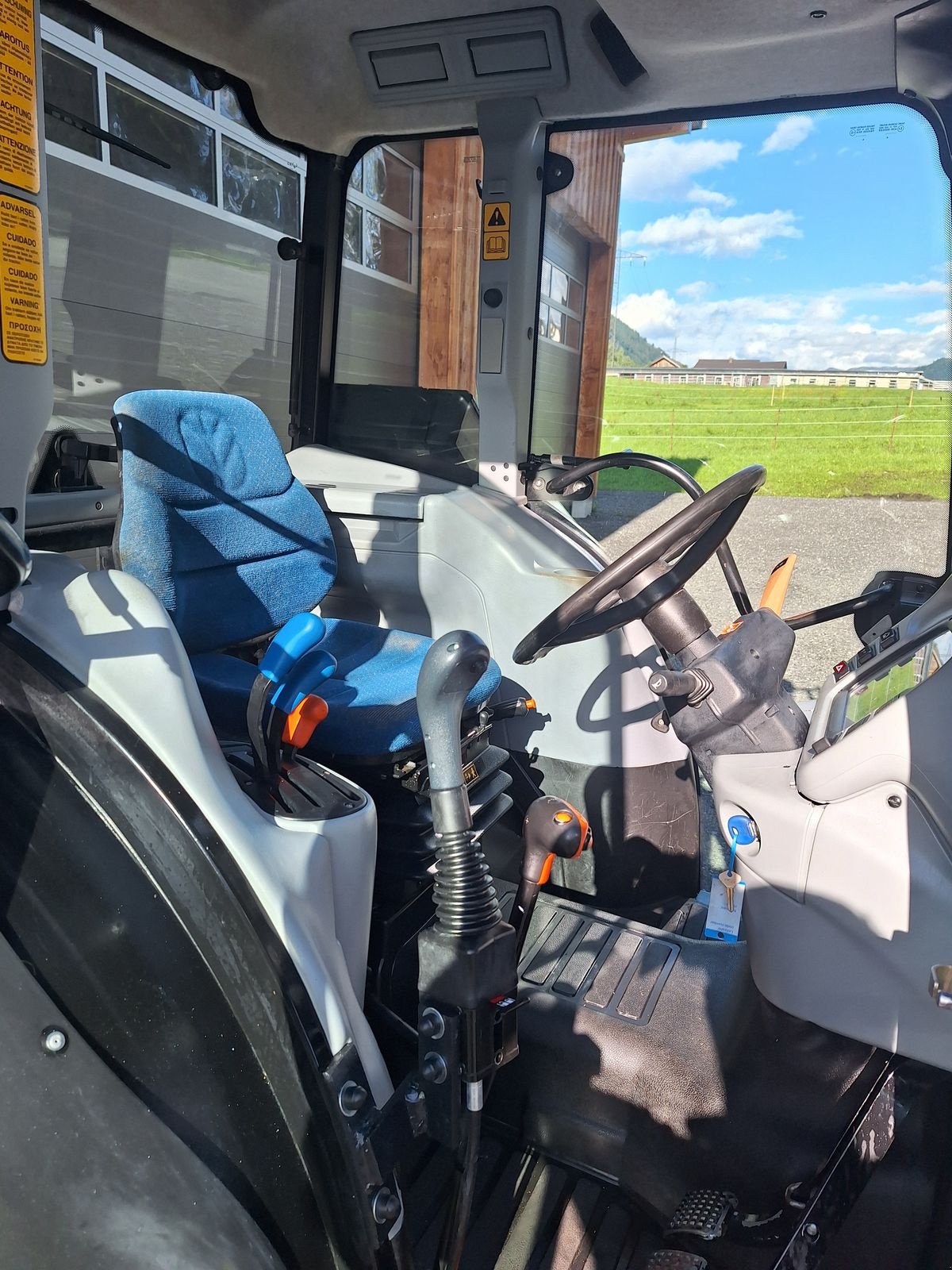 Traktor типа New Holland T4050 DeLuxe & Supersteer, Gebrauchtmaschine в Burgkirchen (Фотография 5)