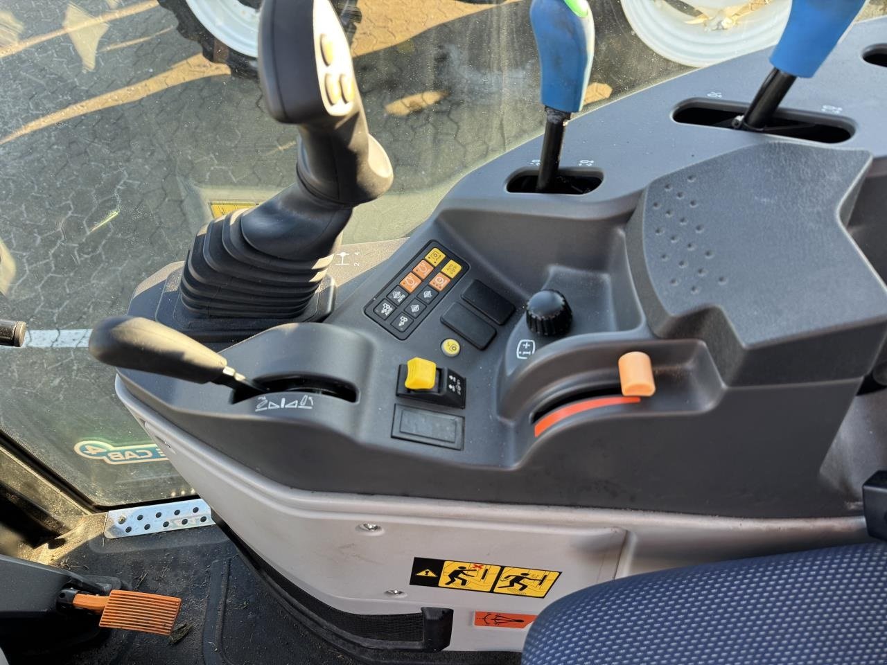 Traktor Türe ait New Holland T4.100F, Gebrauchtmaschine içinde Hadsten (resim 4)