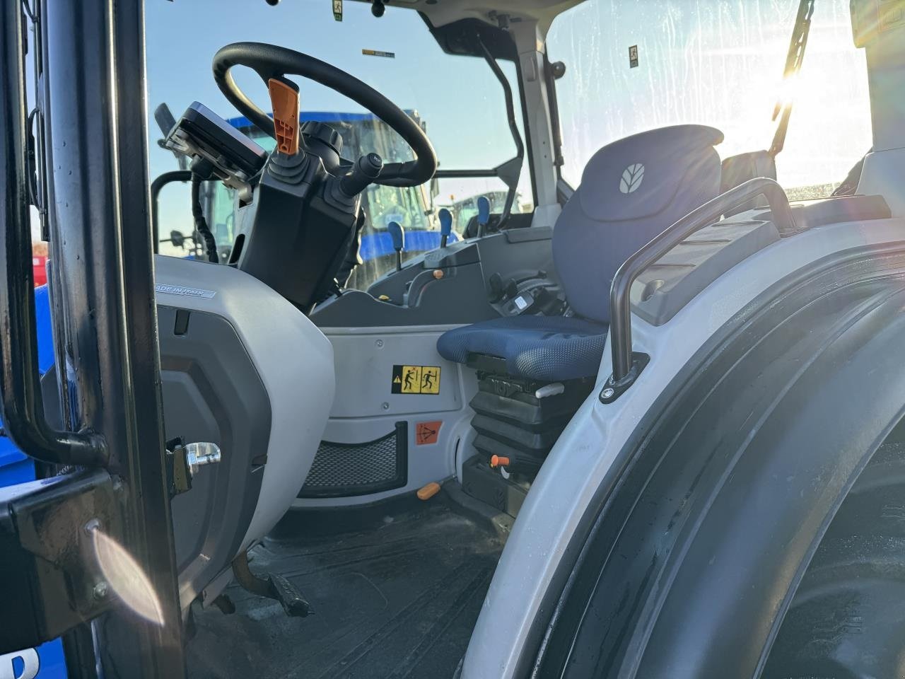 Traktor Türe ait New Holland T4.100F, Gebrauchtmaschine içinde Hadsten (resim 5)