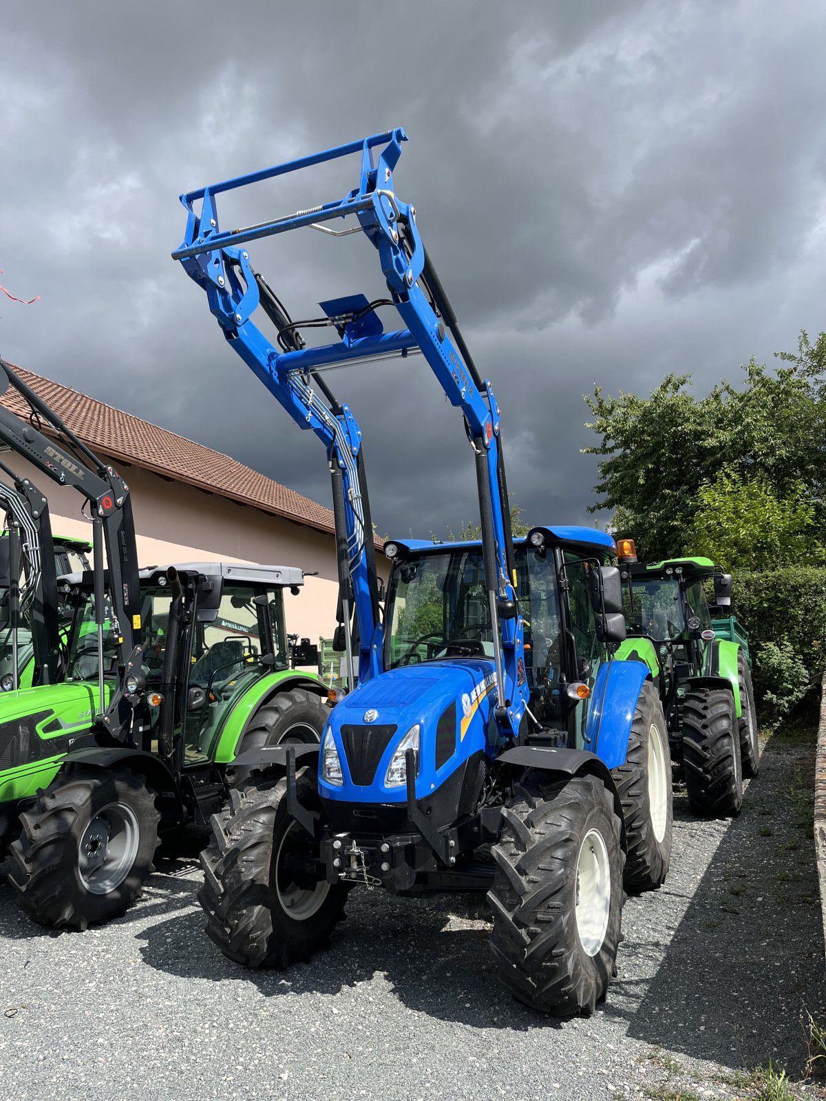 Traktor van het type New Holland T4.65, Gebrauchtmaschine in Hagenbüchach (Foto 2)