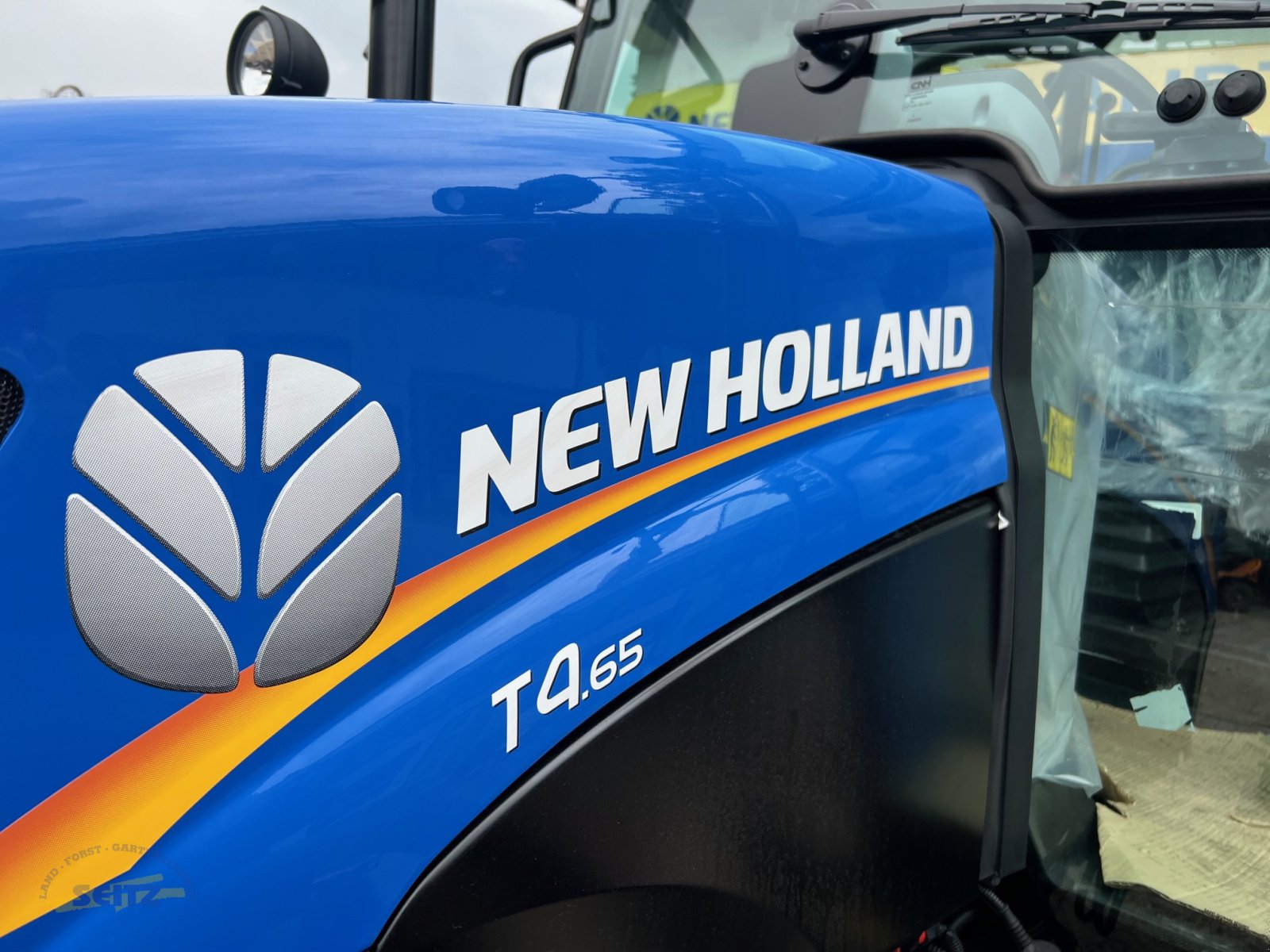 Traktor des Typs New Holland T4.65, Neumaschine in Lindenfels-Glattbach (Bild 7)