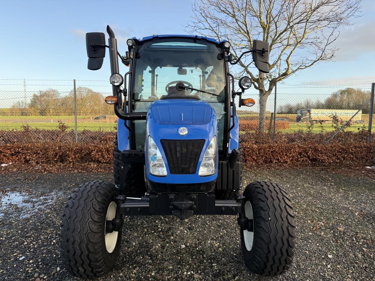 Traktor of the type New Holland T4.75 CAB 2WD, Gebrauchtmaschine in Hadsten (Picture 2)