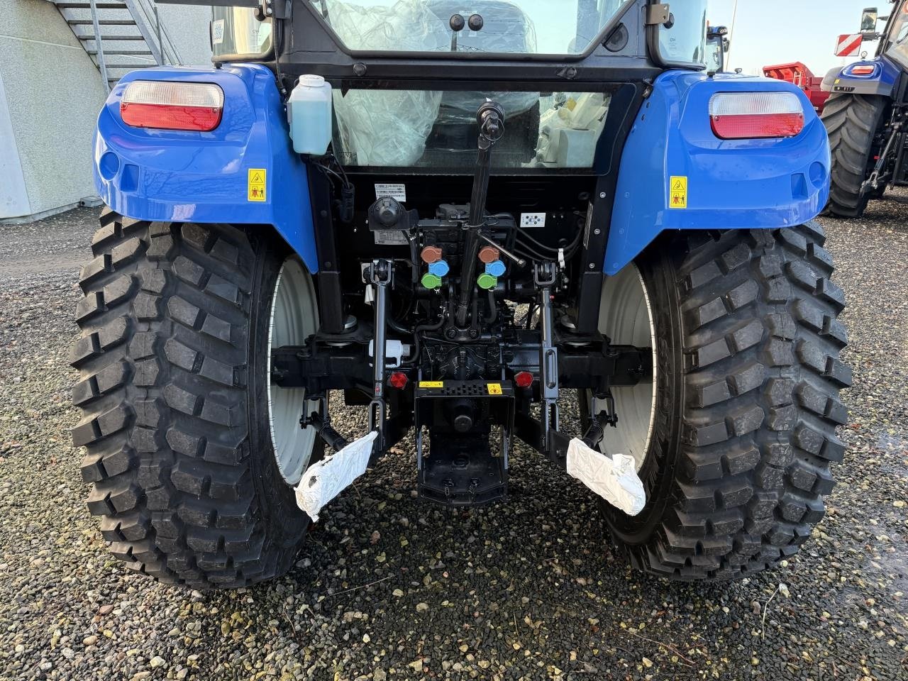 Traktor of the type New Holland T4.75 CAB 2WD, Gebrauchtmaschine in Hadsten (Picture 4)