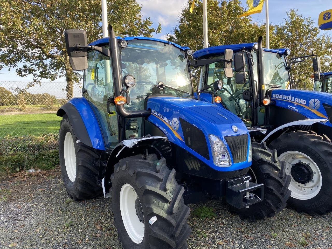 Traktor of the type New Holland T4.75 CAB STAGE V, Gebrauchtmaschine in Hadsten (Picture 1)