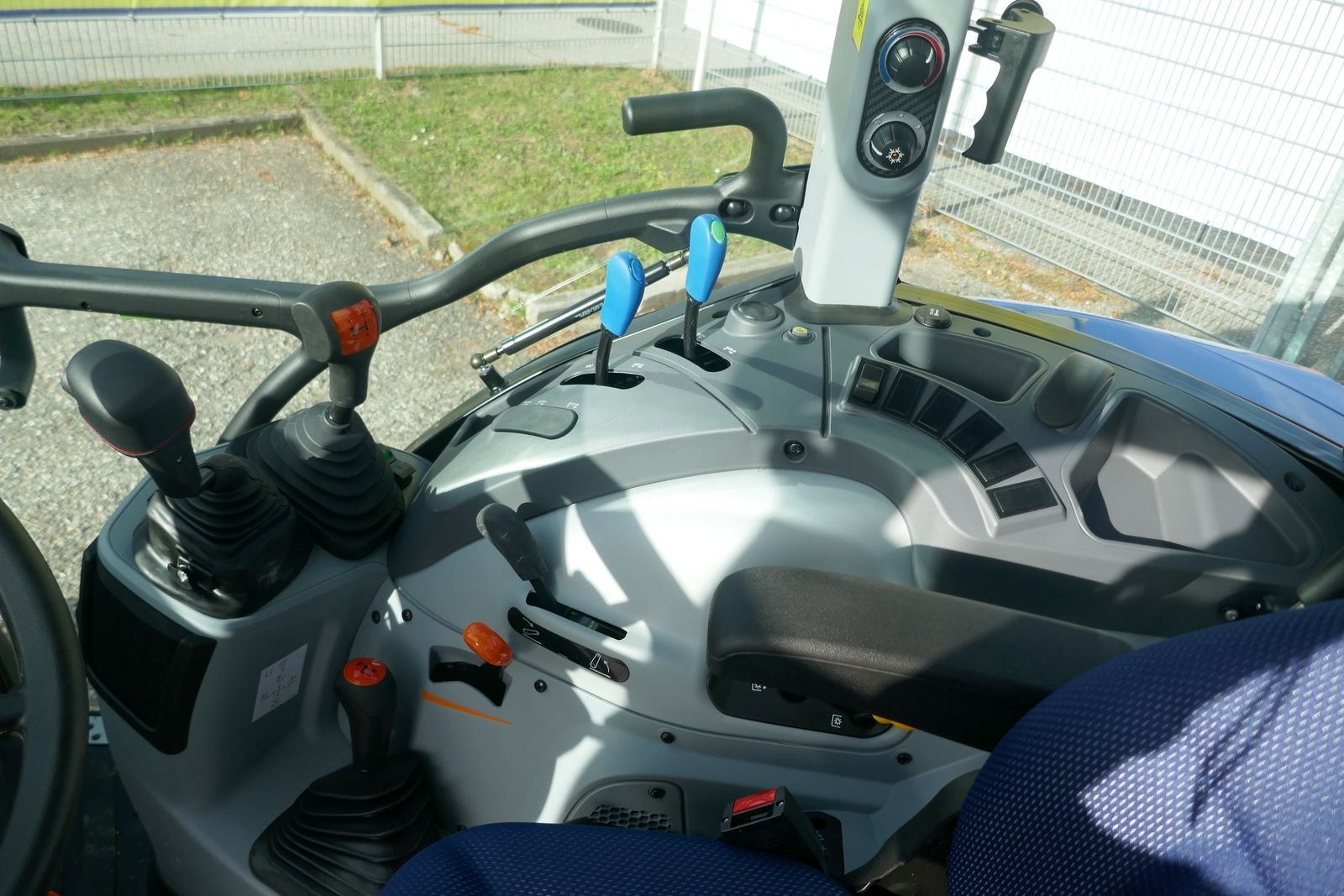 Traktor of the type New Holland T4.75 Powerstar, Gebrauchtmaschine in Villach (Picture 12)