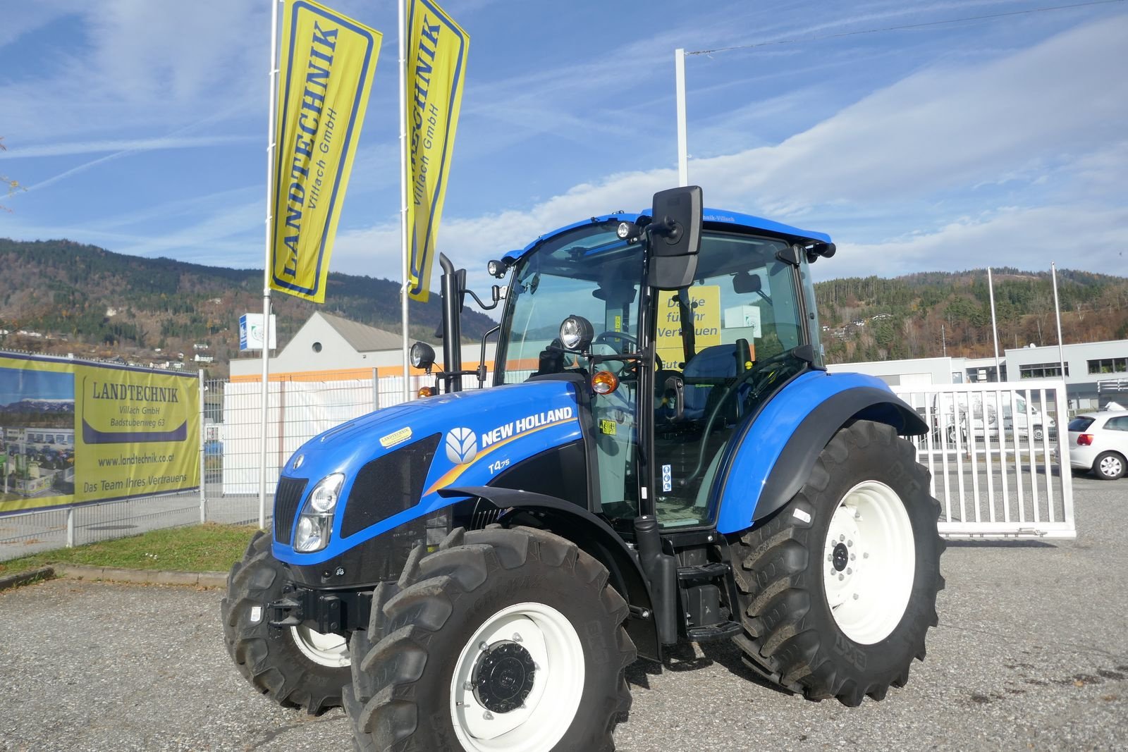 Traktor of the type New Holland T4.75 Powerstar, Gebrauchtmaschine in Villach (Picture 1)