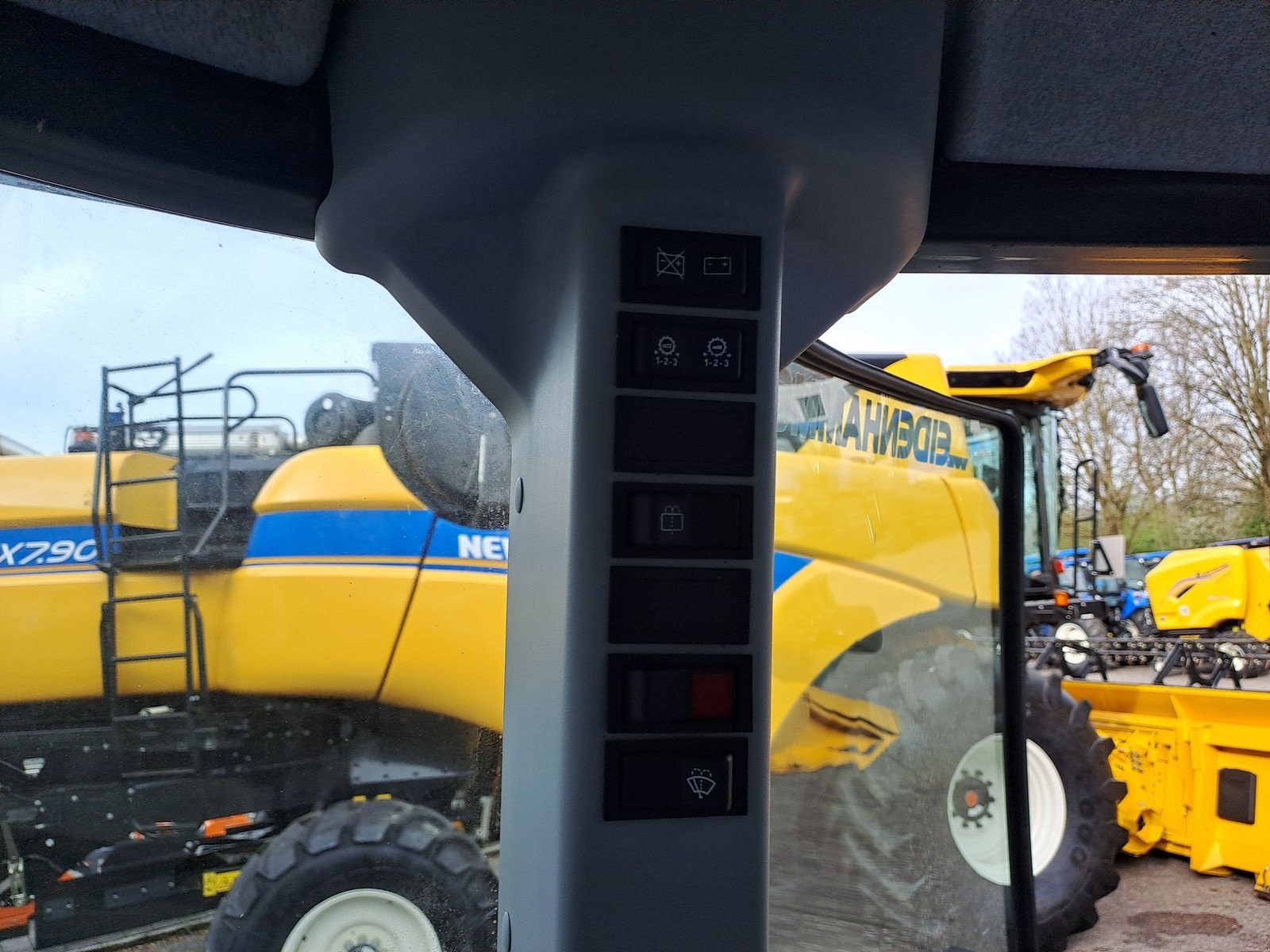Traktor of the type New Holland T4.75, Gebrauchtmaschine in Burgkirchen (Picture 17)