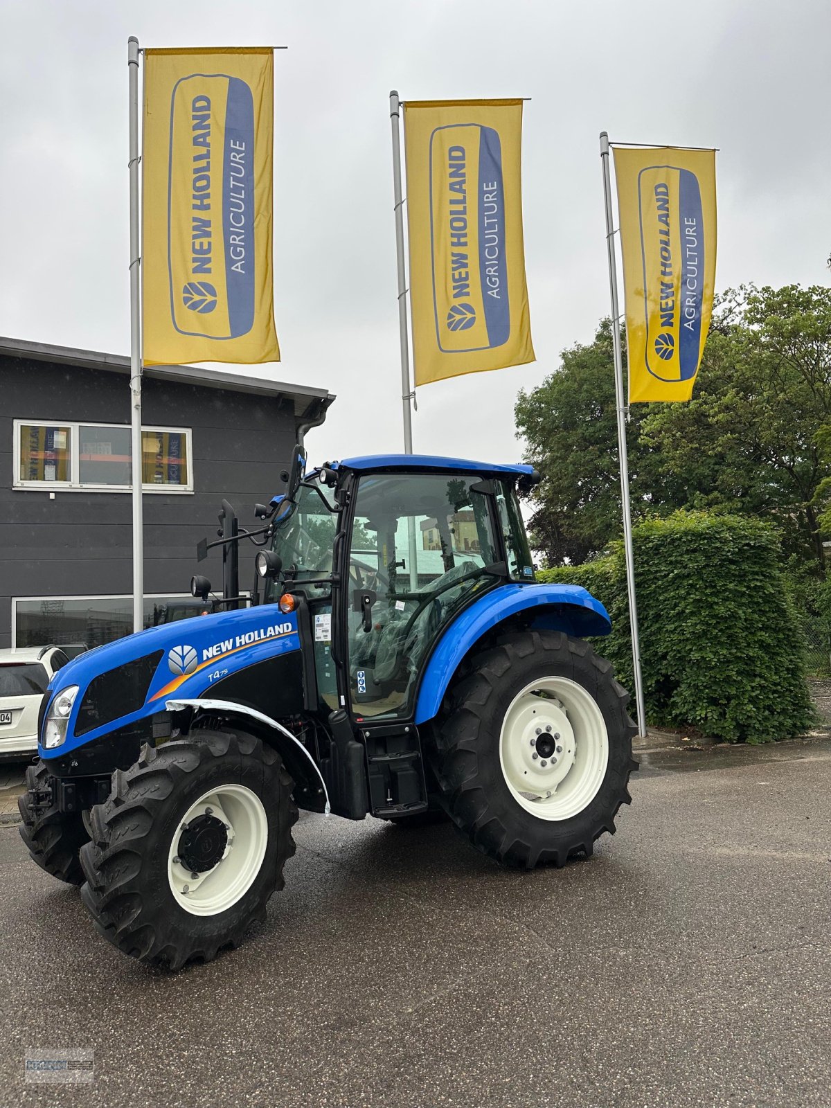 Traktor des Typs New Holland t4.75, Neumaschine in Malterdingen (Bild 1)