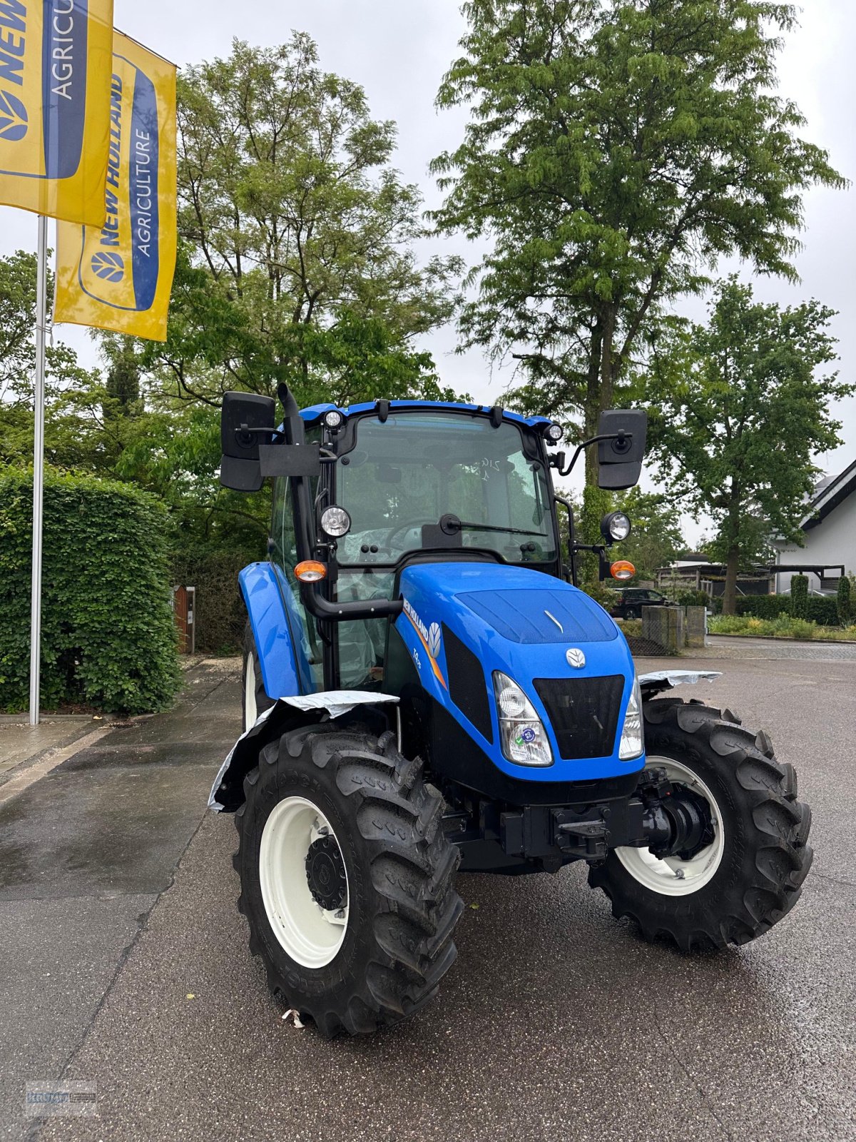 Traktor des Typs New Holland t4.75, Neumaschine in Malterdingen (Bild 4)