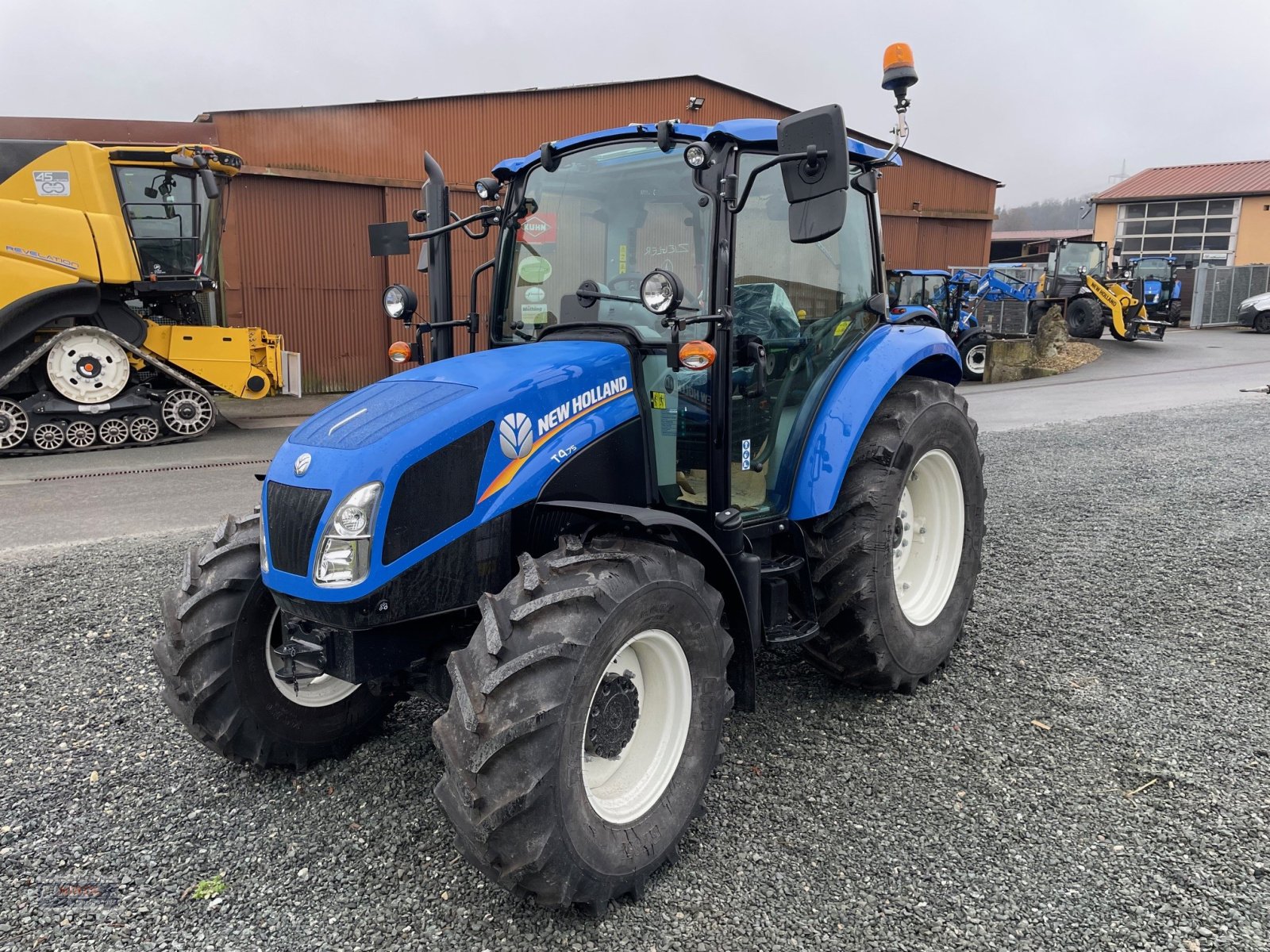 Traktor des Typs New Holland T4.75, Neumaschine in Lichtenfels (Bild 1)