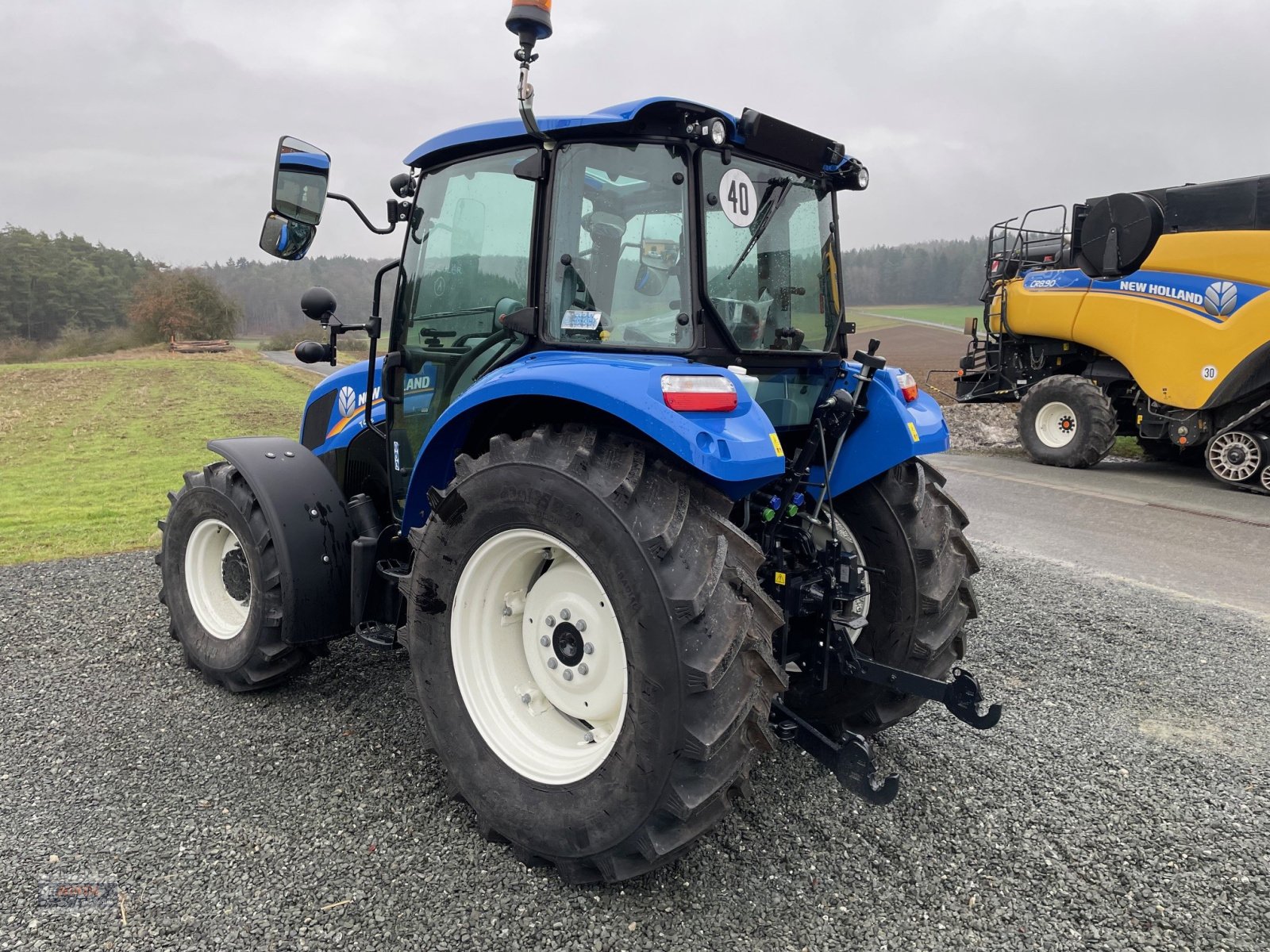 Traktor des Typs New Holland T4.75, Neumaschine in Lichtenfels (Bild 3)