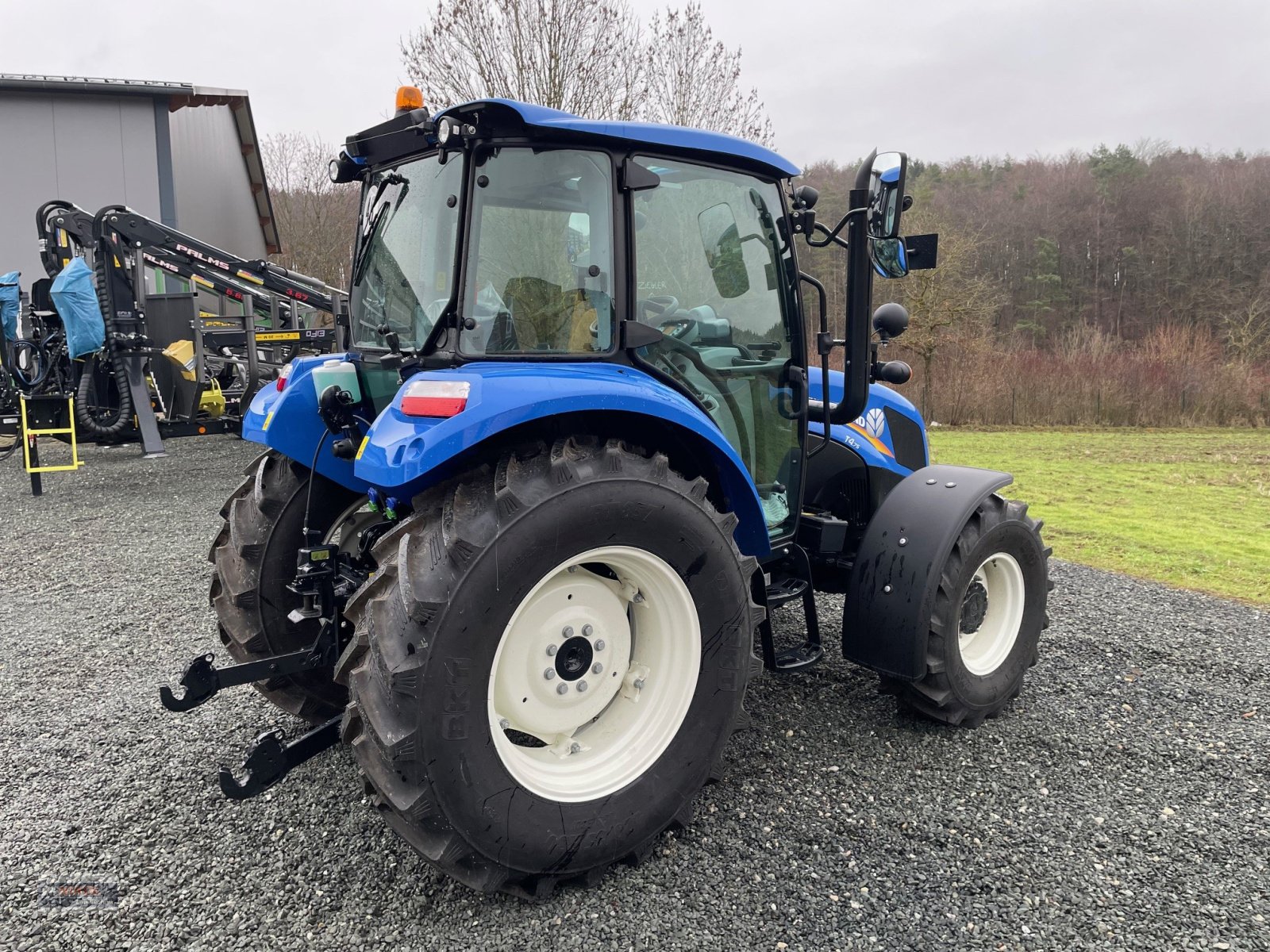 Traktor des Typs New Holland T4.75, Neumaschine in Lichtenfels (Bild 5)