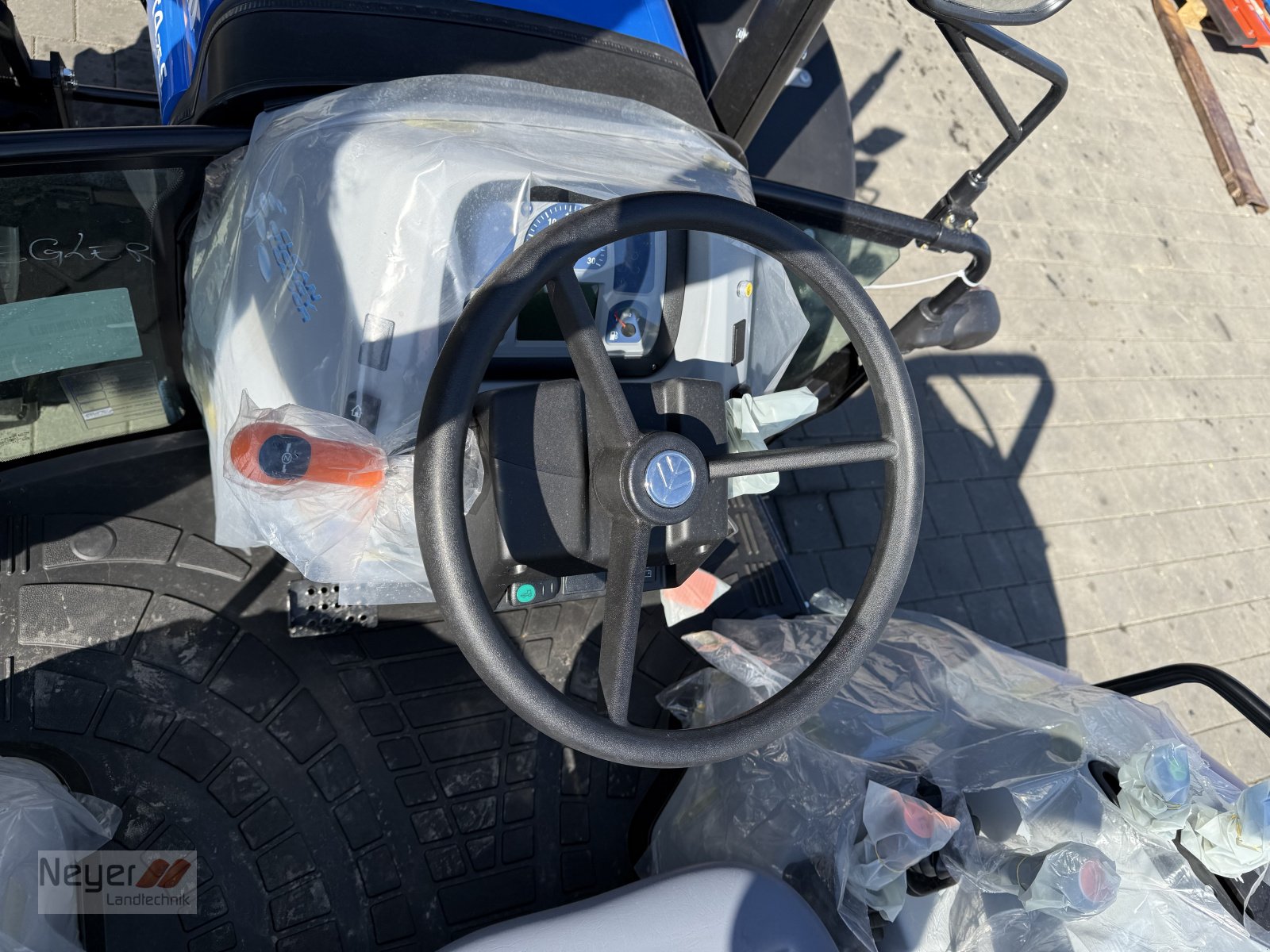 Traktor des Typs New Holland T4.75S ROPS Plattform, Neumaschine in Bad Waldsee Mennisweiler (Bild 5)