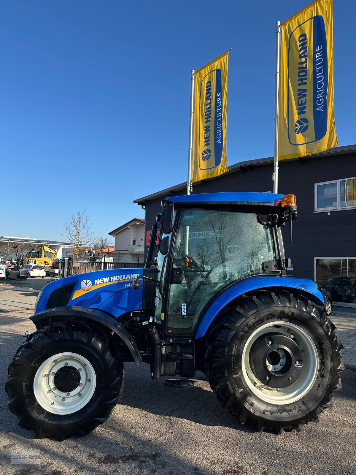 Traktor of the type New Holland T4.75s, Neumaschine in Malterdingen (Picture 4)